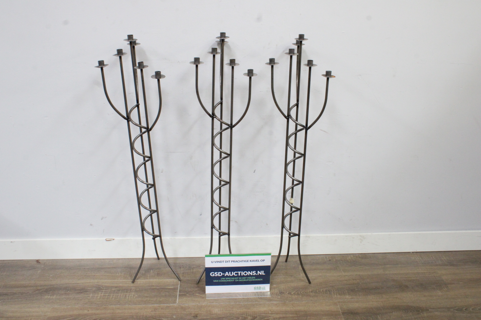 Set van drie metalen kandelaren' – kavel bij GSD Auctions, Zoeterwoude