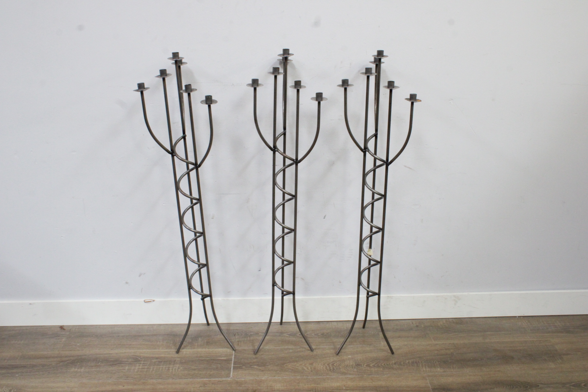 Set van drie metalen kandelaren' – foto 2 – kavel bij GSD Auctions, Zoeterwoude