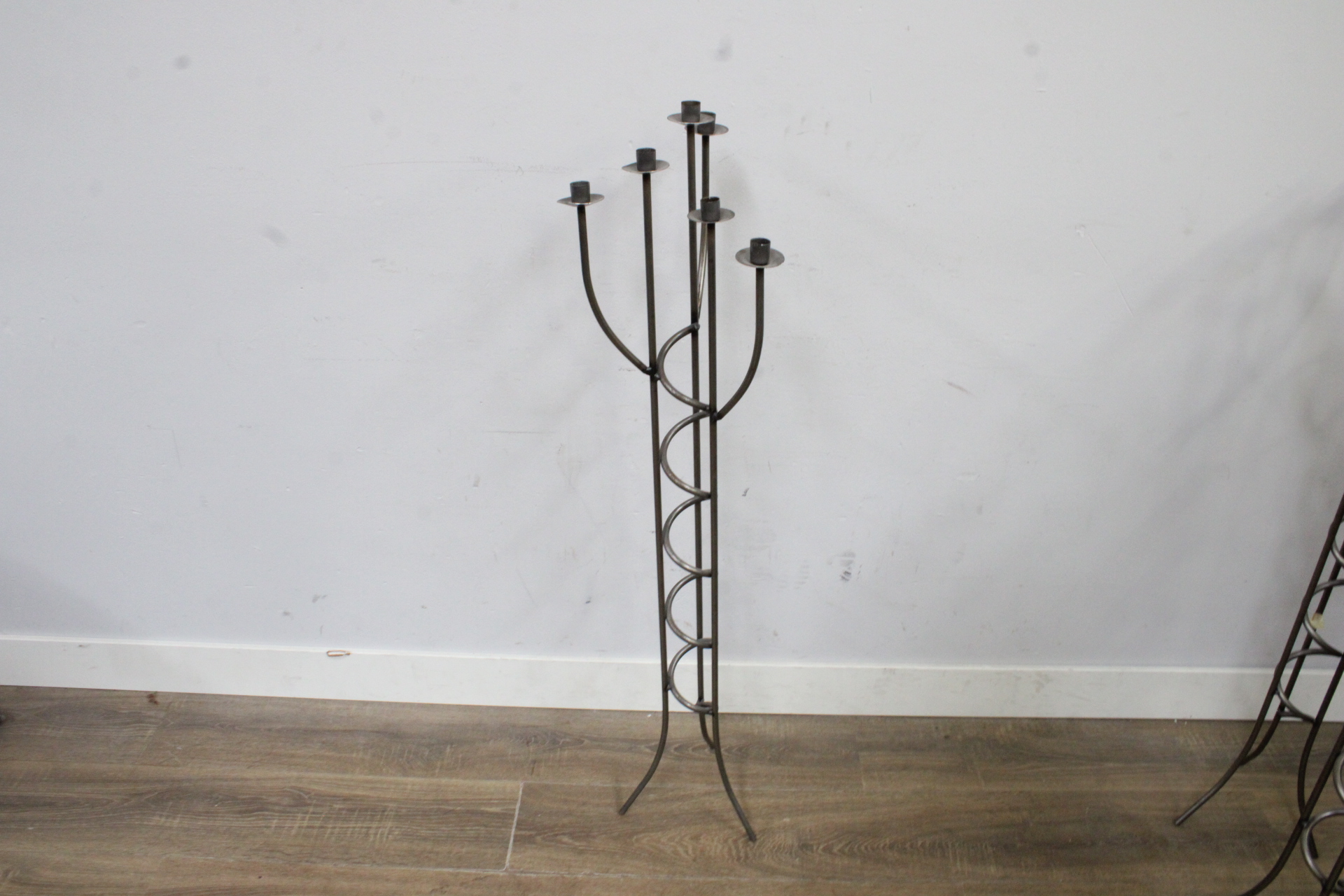 Set van drie metalen kandelaren' – foto 3 – kavel bij GSD Auctions, Zoeterwoude