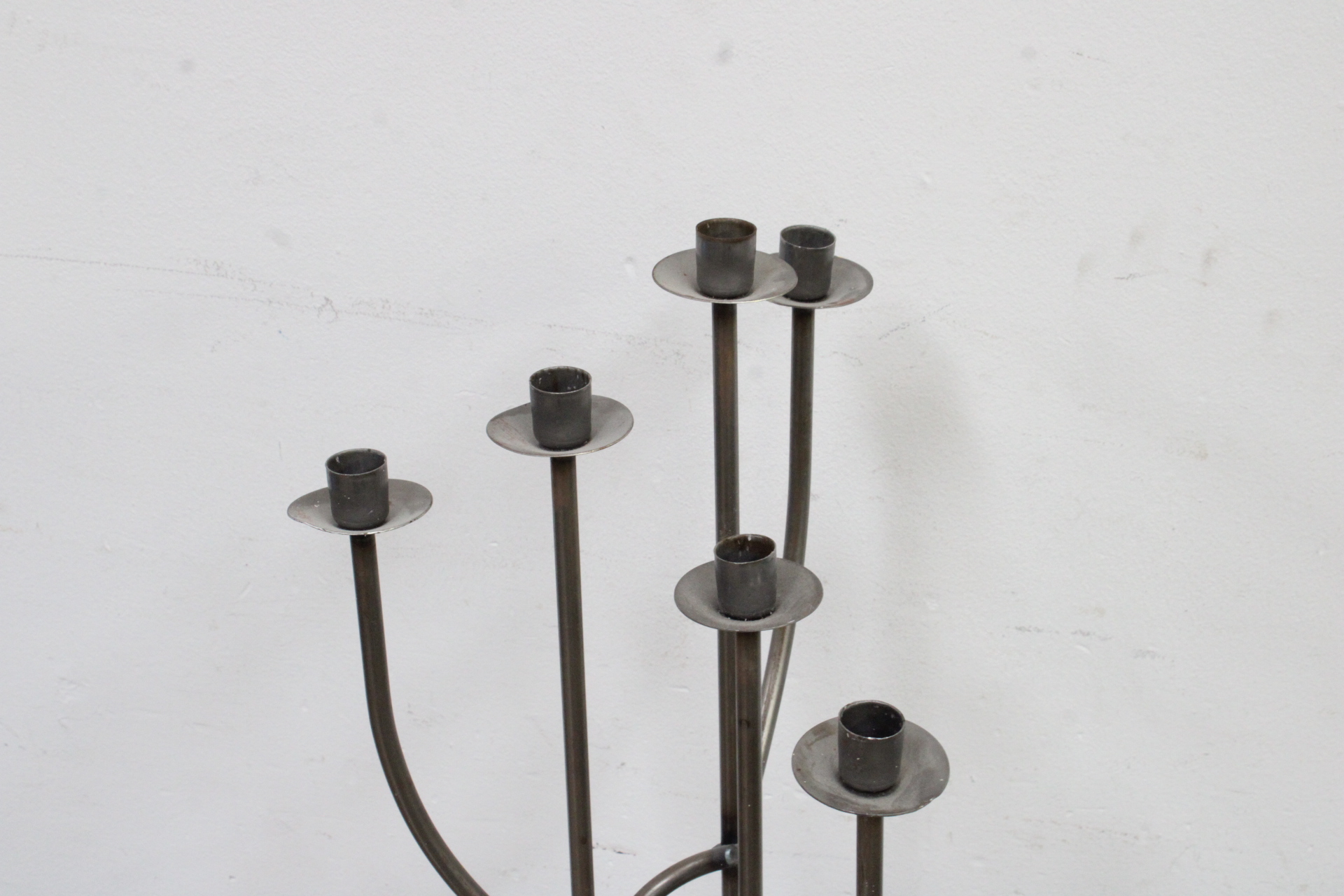 Set van drie metalen kandelaren' – foto 4 – kavel bij GSD Auctions, Zoeterwoude