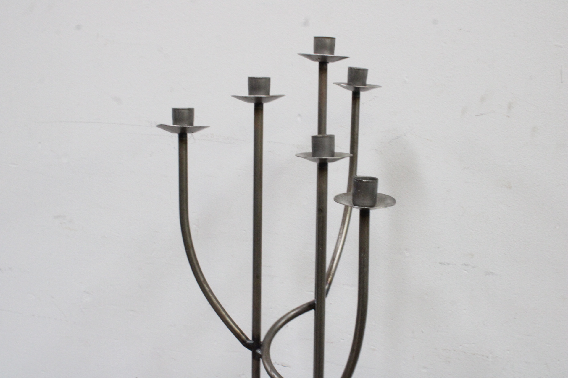 Set van drie metalen kandelaren' – foto 5 – kavel bij GSD Auctions, Zoeterwoude