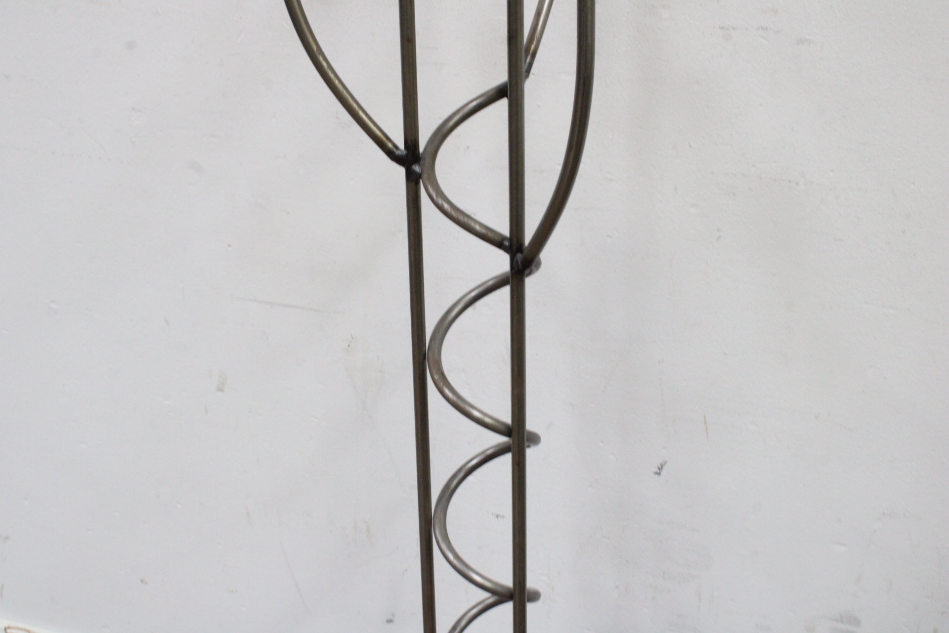 Set van drie metalen kandelaren' – foto 6 – kavel bij GSD Auctions, Zoeterwoude