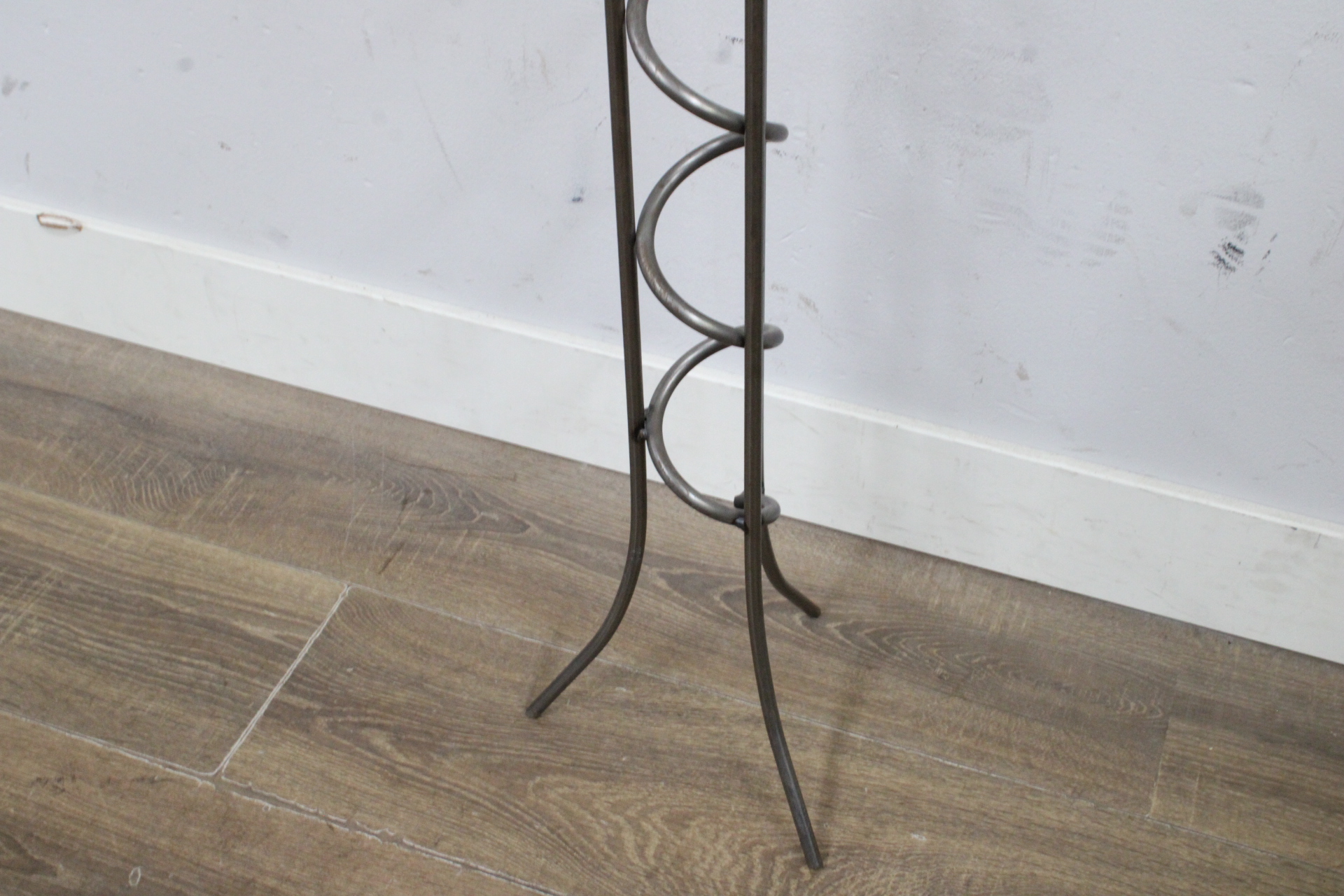 Set van drie metalen kandelaren' – foto 7 – kavel bij GSD Auctions, Zoeterwoude