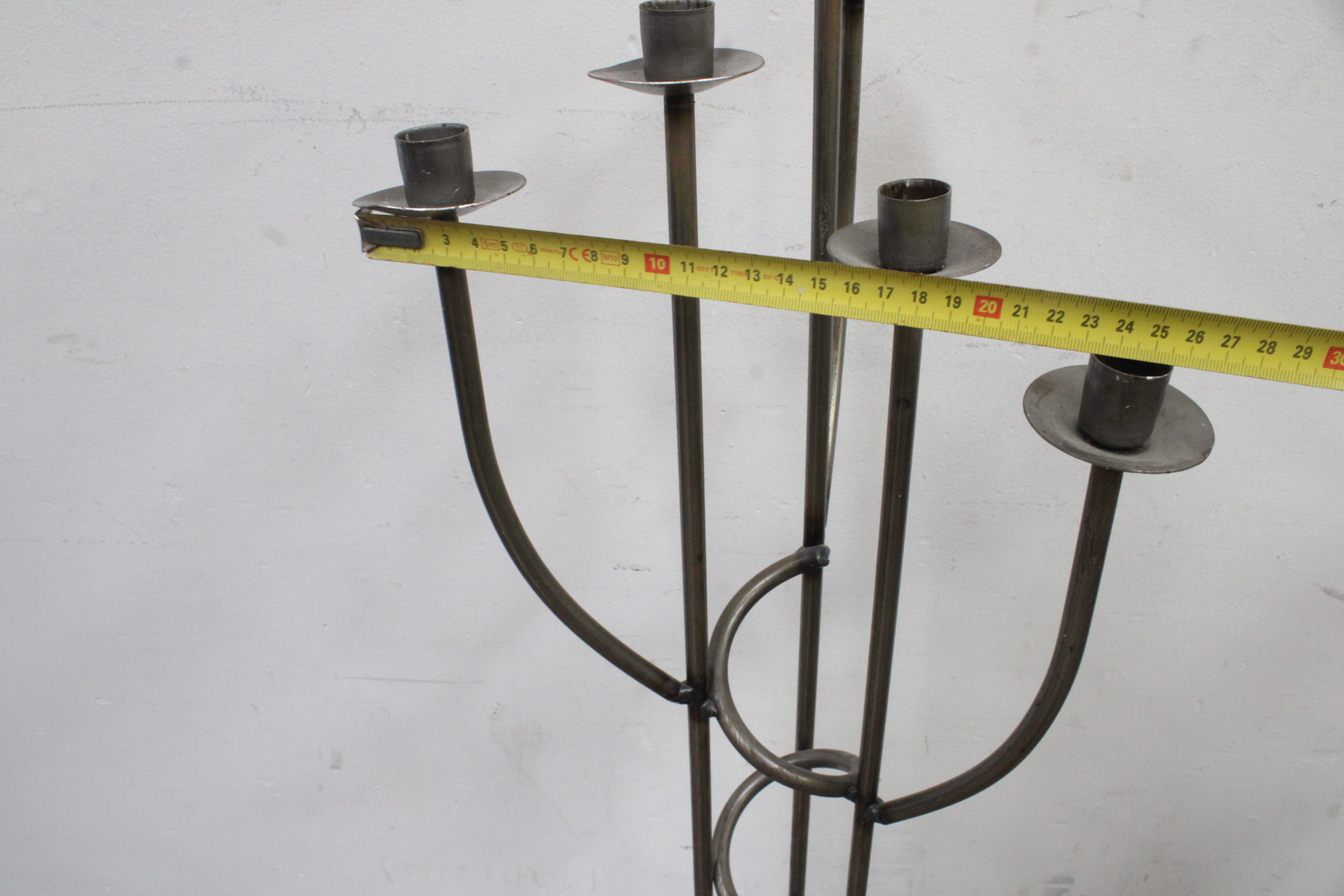 Set van drie metalen kandelaren' – foto 8 – kavel bij GSD Auctions, Zoeterwoude
