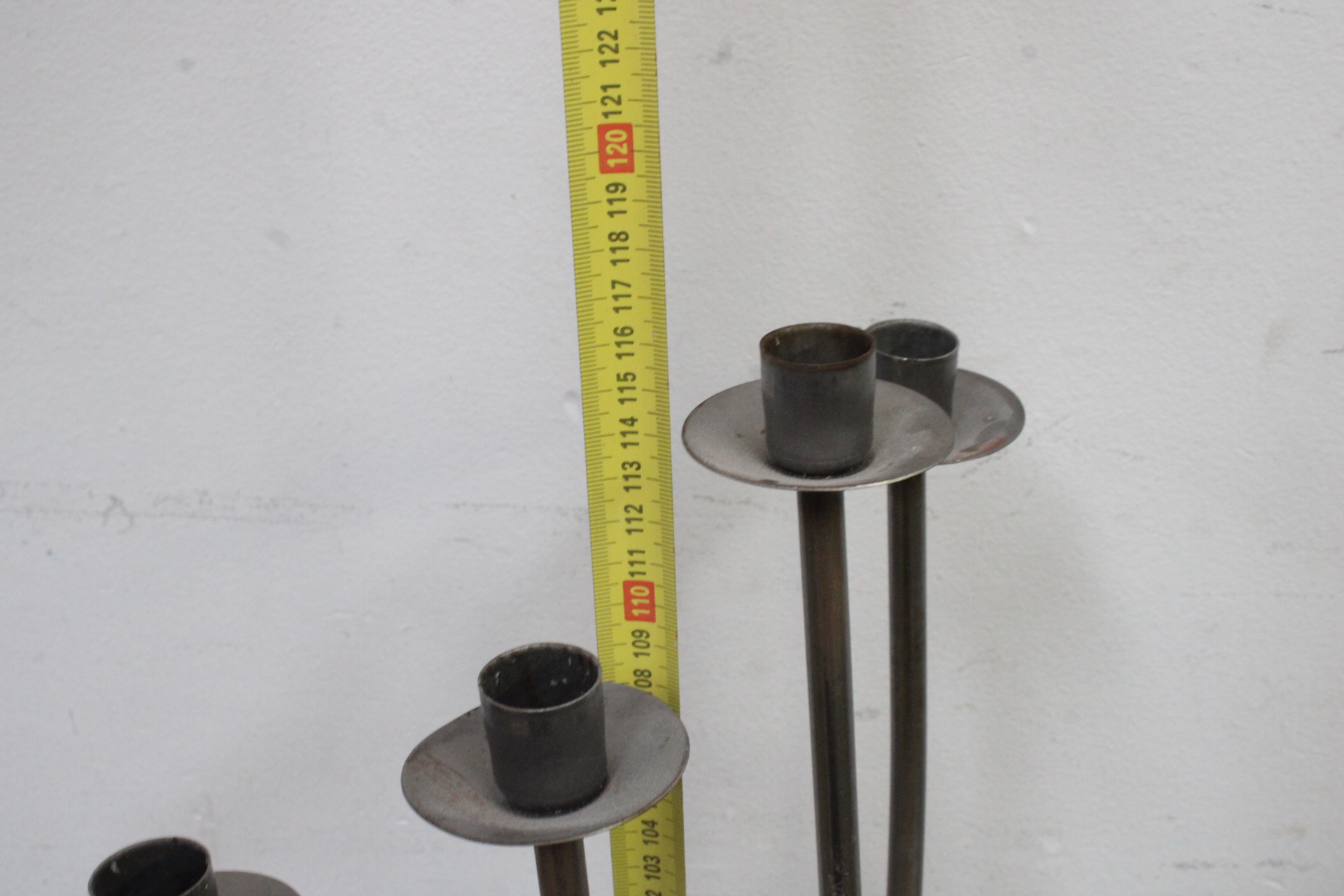Set van drie metalen kandelaren' – foto 9 – kavel bij GSD Auctions, Zoeterwoude