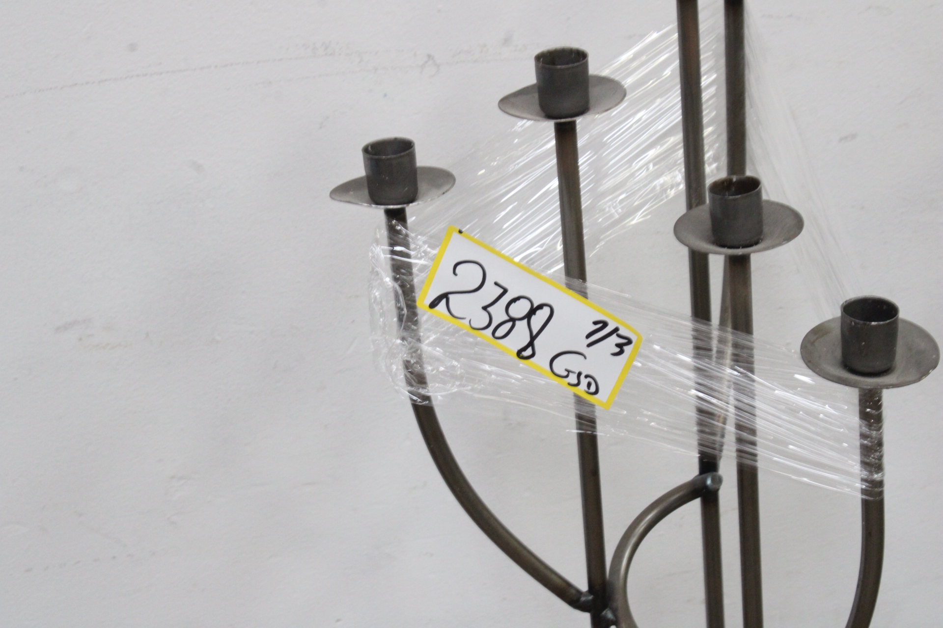 Set van drie metalen kandelaren' – foto 10 – kavel bij GSD Auctions, Zoeterwoude