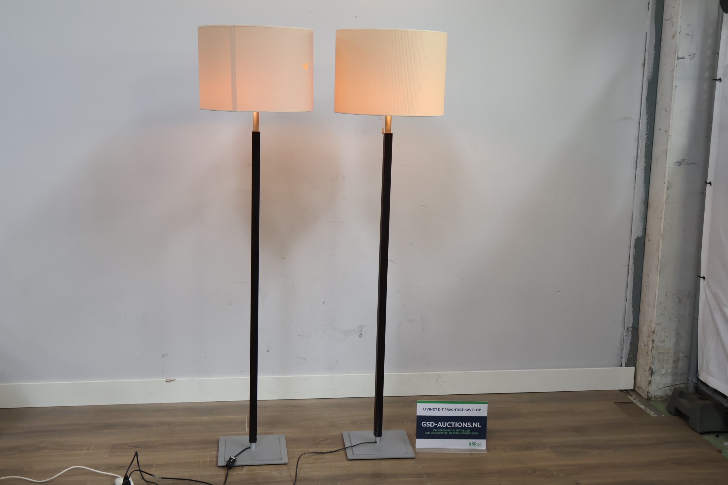 Set van 2 staande lampen – foto 2 – kavel bij GSD Auctions, Zoeterwoude