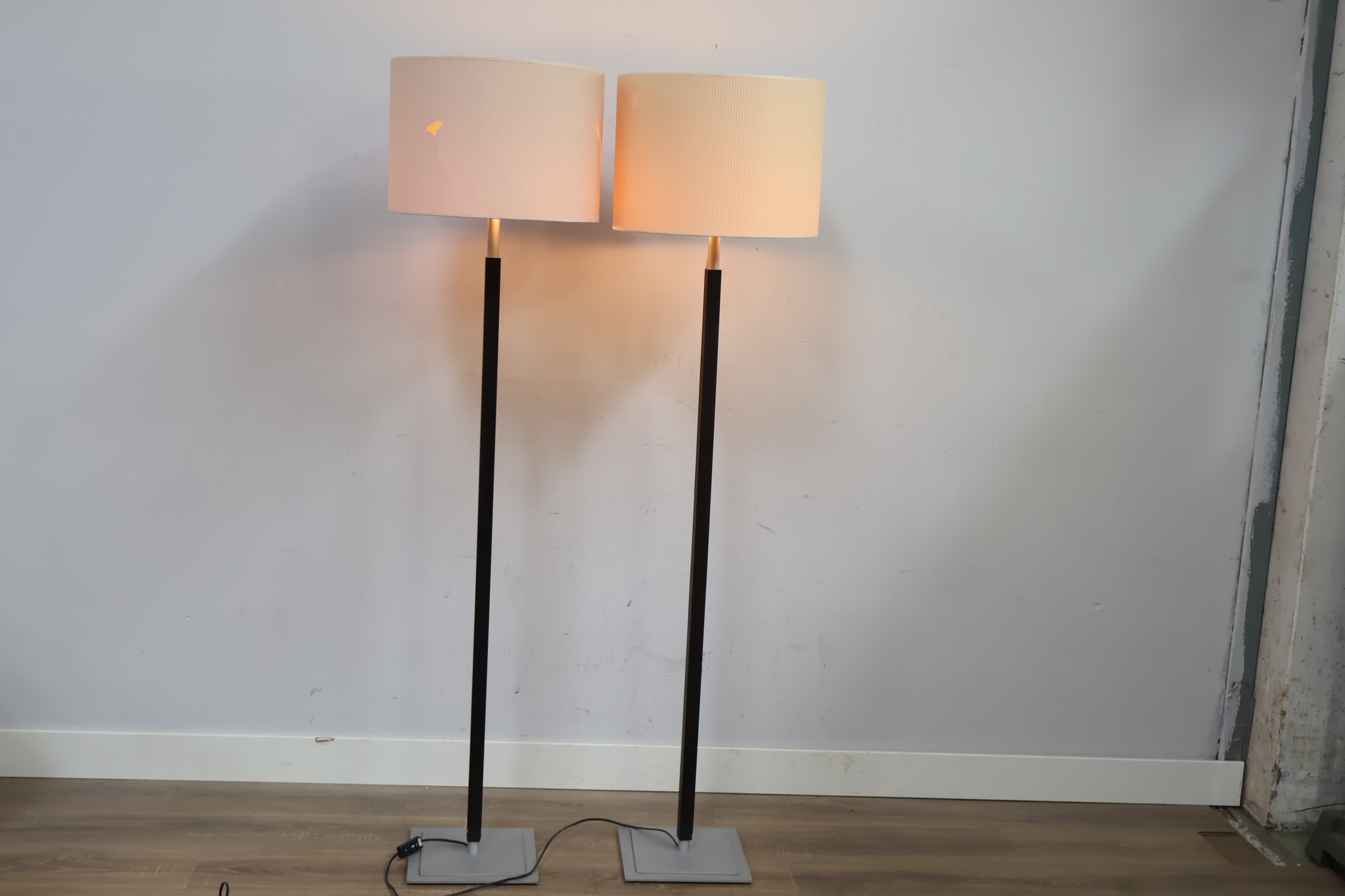Set van 2 staande lampen – foto 3 – kavel bij GSD Auctions, Zoeterwoude