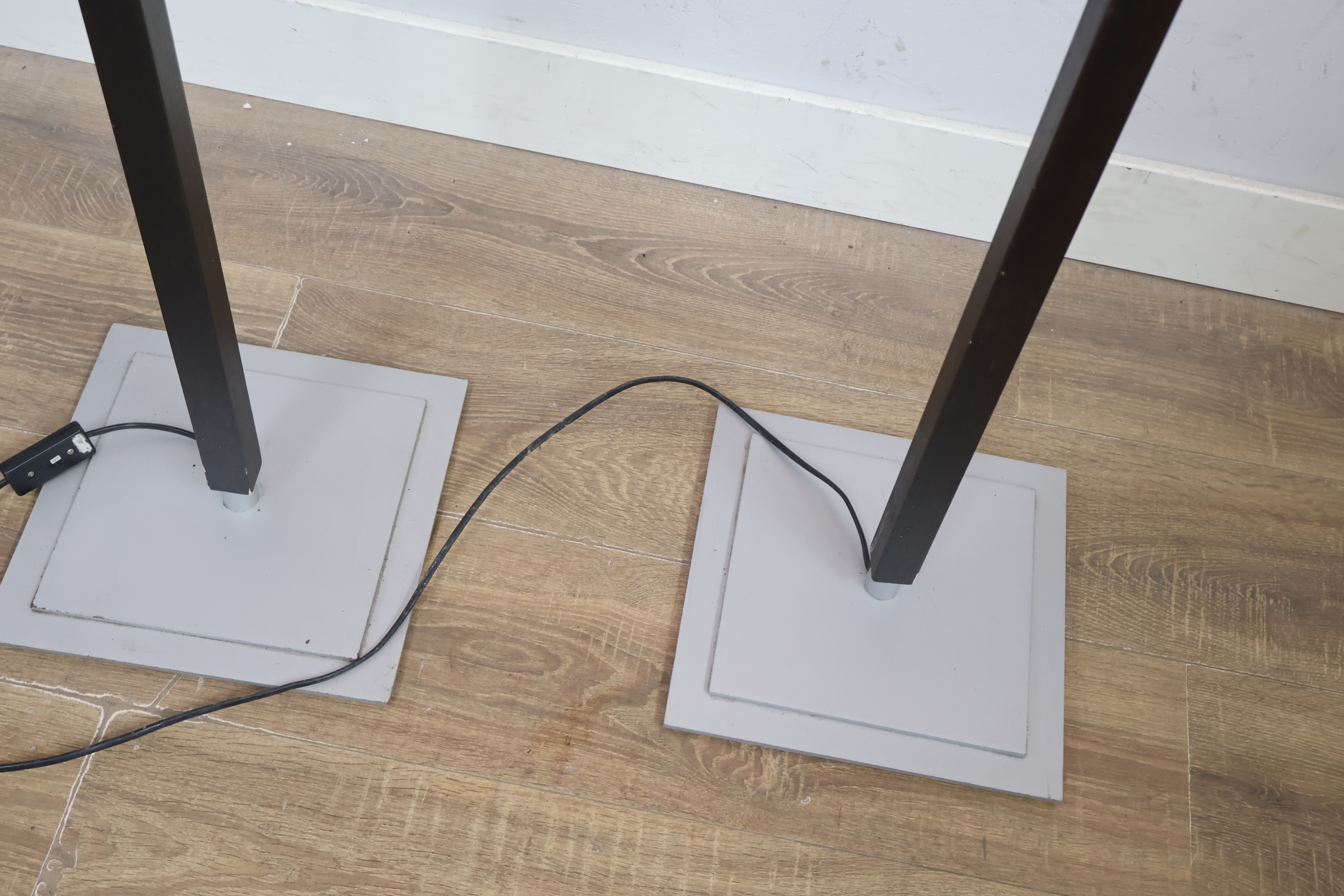 Set van 2 staande lampen – foto 9 – kavel bij GSD Auctions, Zoeterwoude