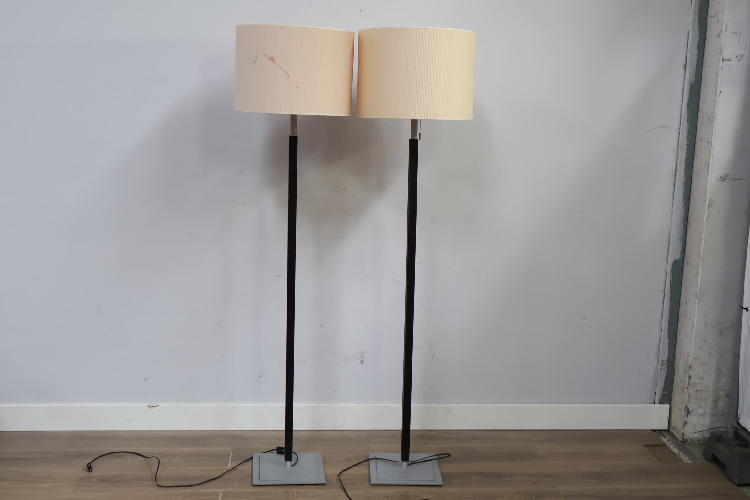 Set van 2 staande lampen – foto 10 – kavel bij GSD Auctions, Zoeterwoude