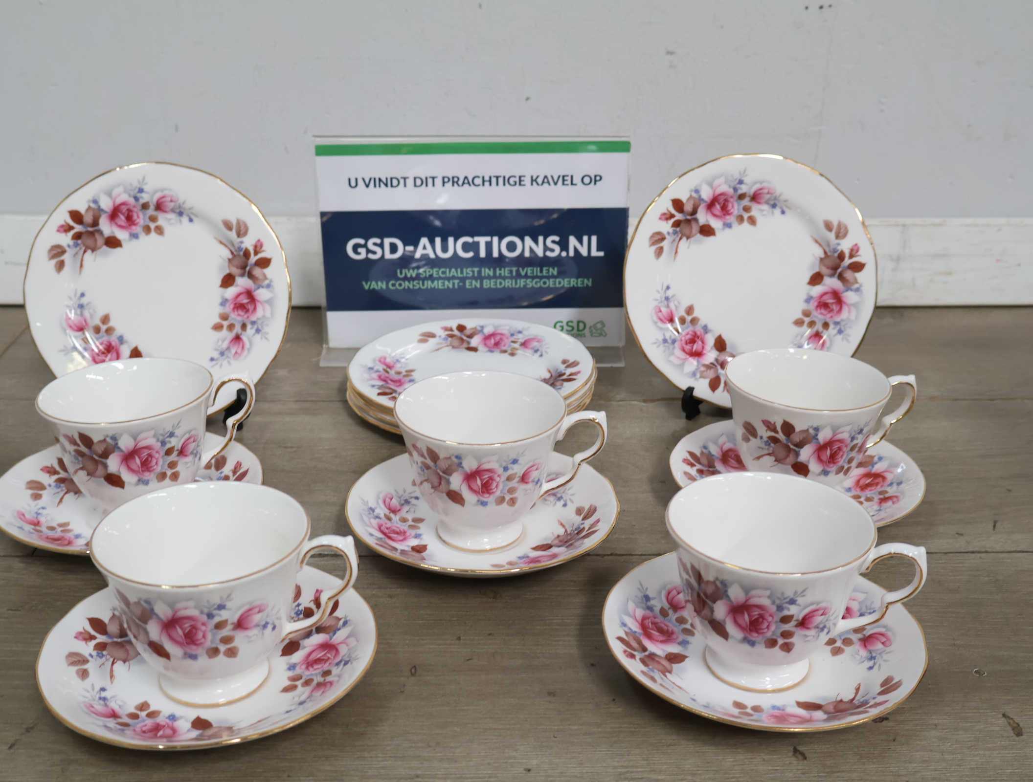 Porseleinen theeservies met bloemmotief – kavel bij GSD Auctions, Zoeterwoude