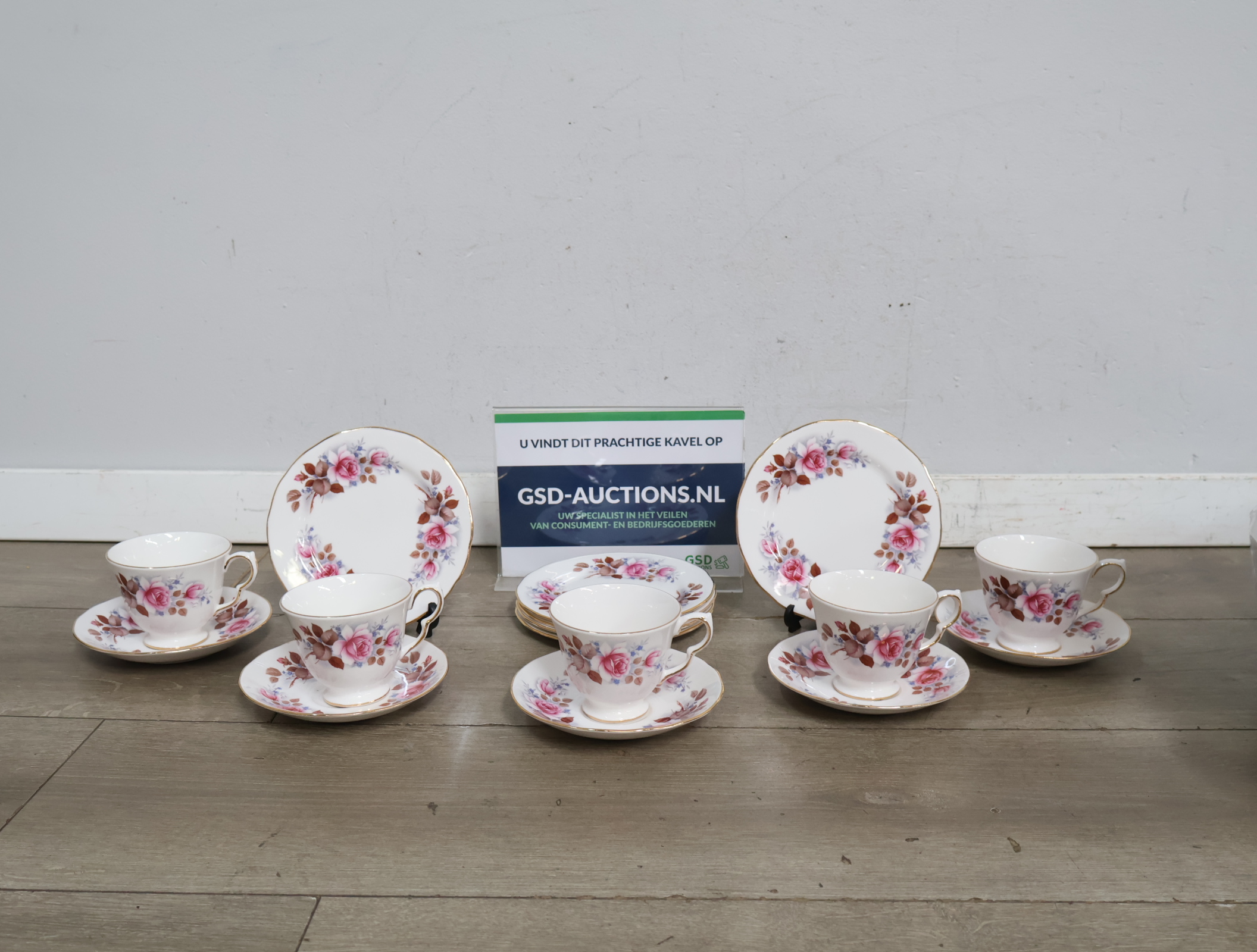 Porseleinen theeservies met bloemmotief – foto 2 – kavel bij GSD Auctions, Zoeterwoude