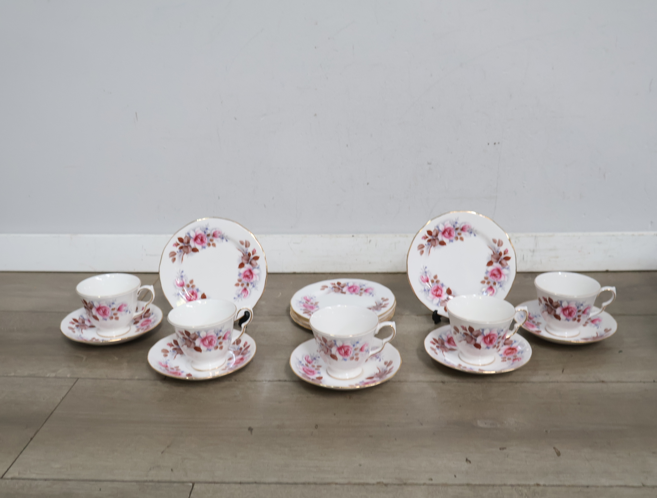 Porseleinen theeservies met bloemmotief – foto 3 – kavel bij GSD Auctions, Zoeterwoude
