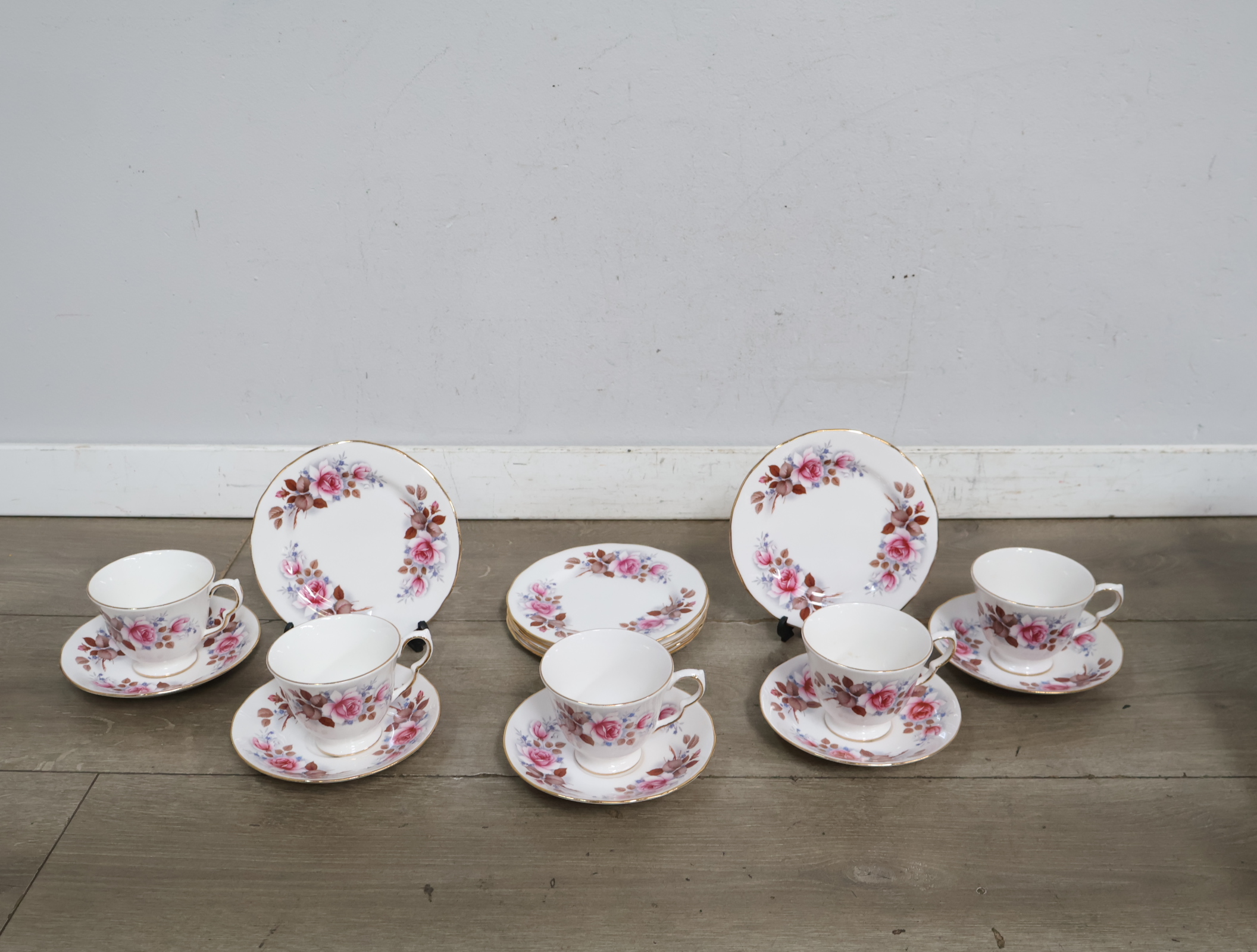 Porseleinen theeservies met bloemmotief – foto 4 – kavel bij GSD Auctions, Zoeterwoude
