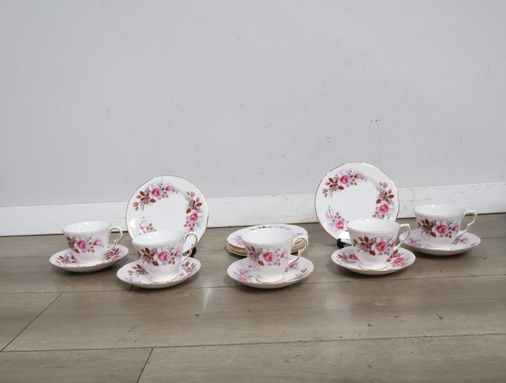 Porseleinen theeservies met bloemmotief – foto 5 – kavel bij GSD Auctions, Zoeterwoude