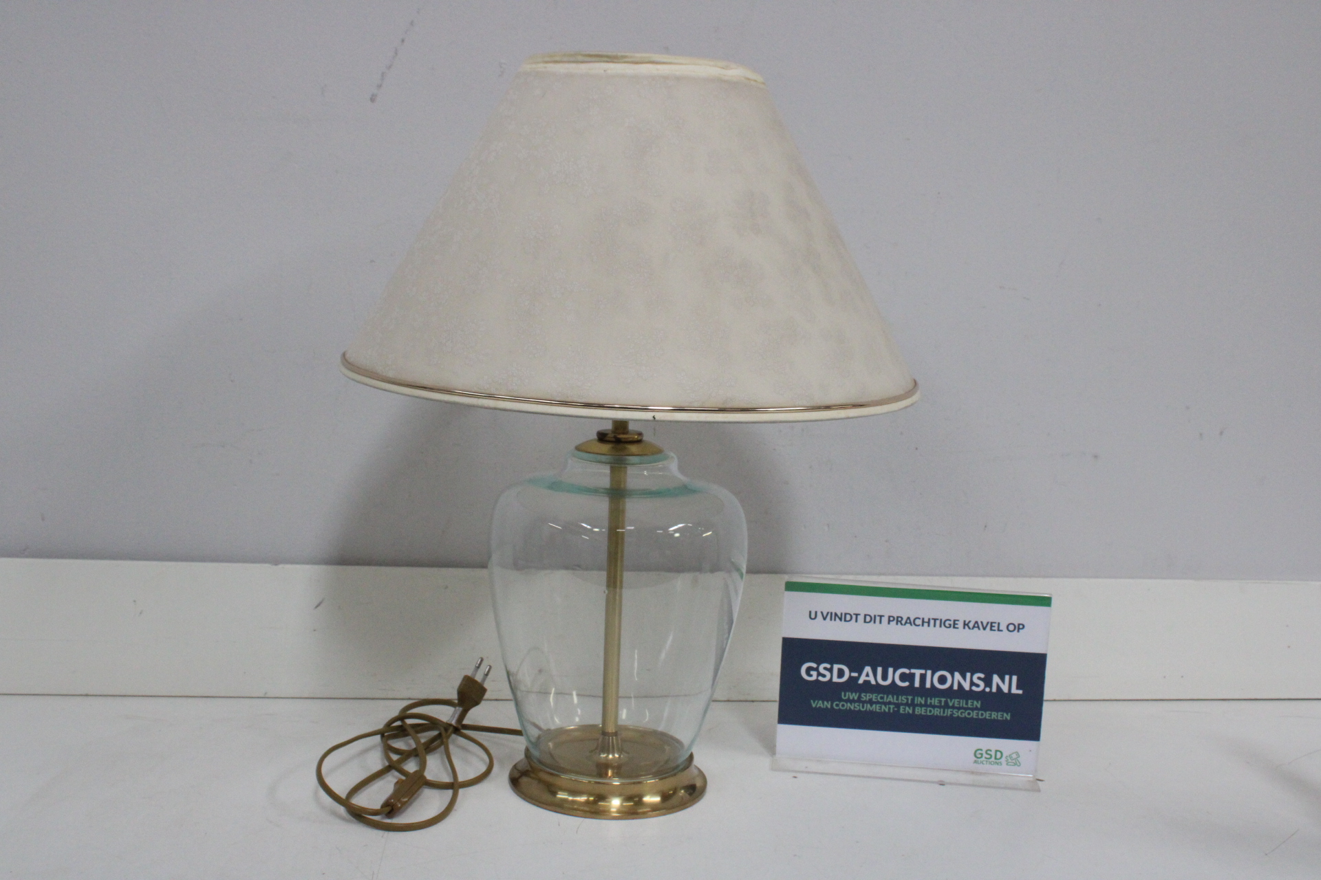Tafellamp met glazen voet – foto 2 – kavel bij GSD Auctions, Zoeterwoude