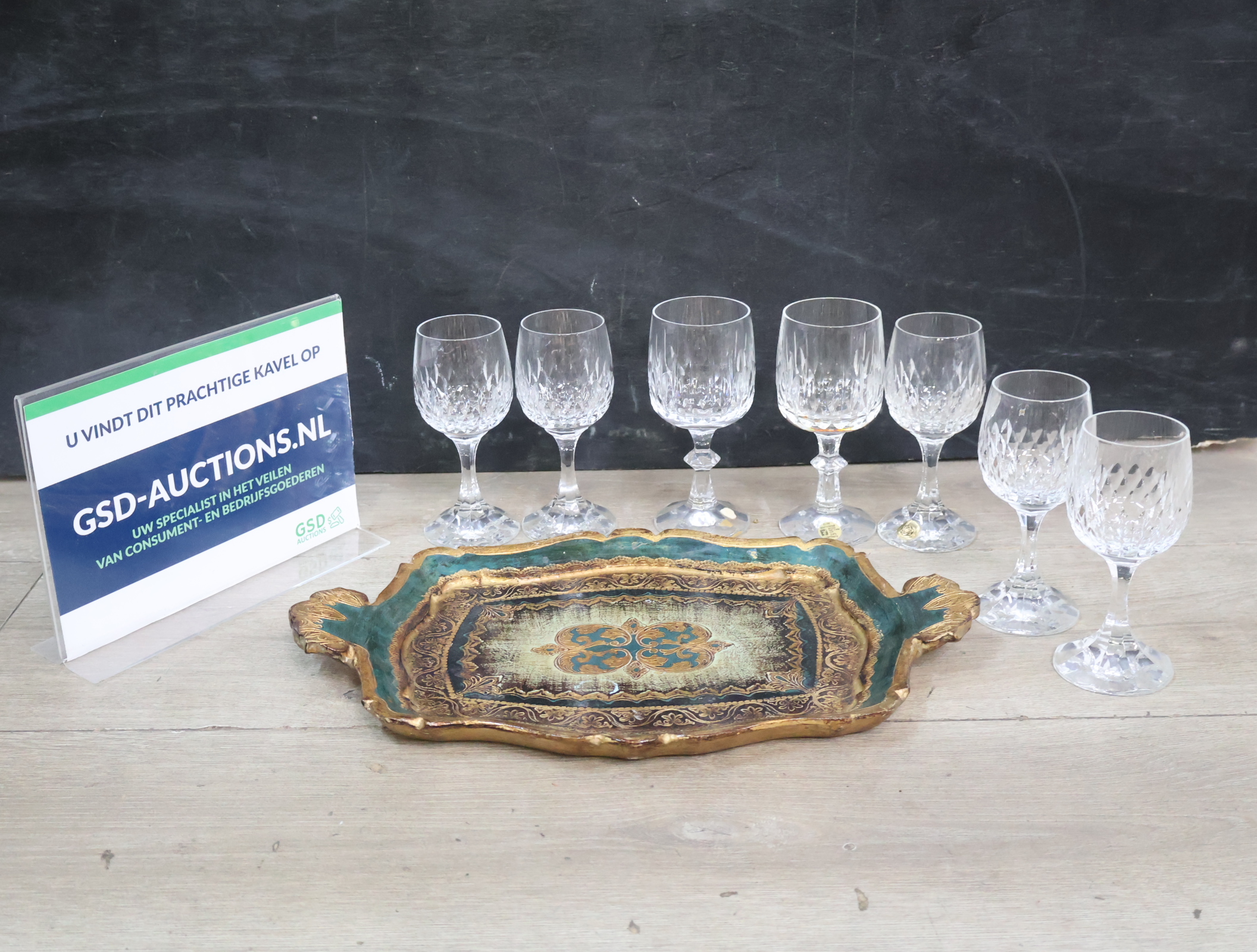 Set kristallen wijnglazen met sierlijke schaal – kavel bij GSD Auctions, Zoeterwoude
