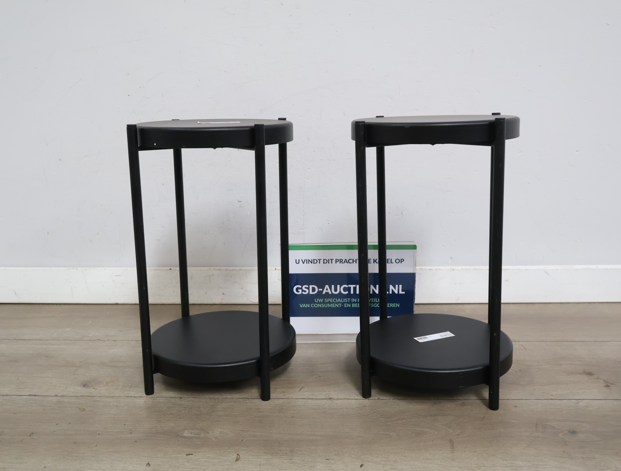 Set van twee zwarte ronde bijzettafels – kavel bij GSD Auctions, Zoeterwoude