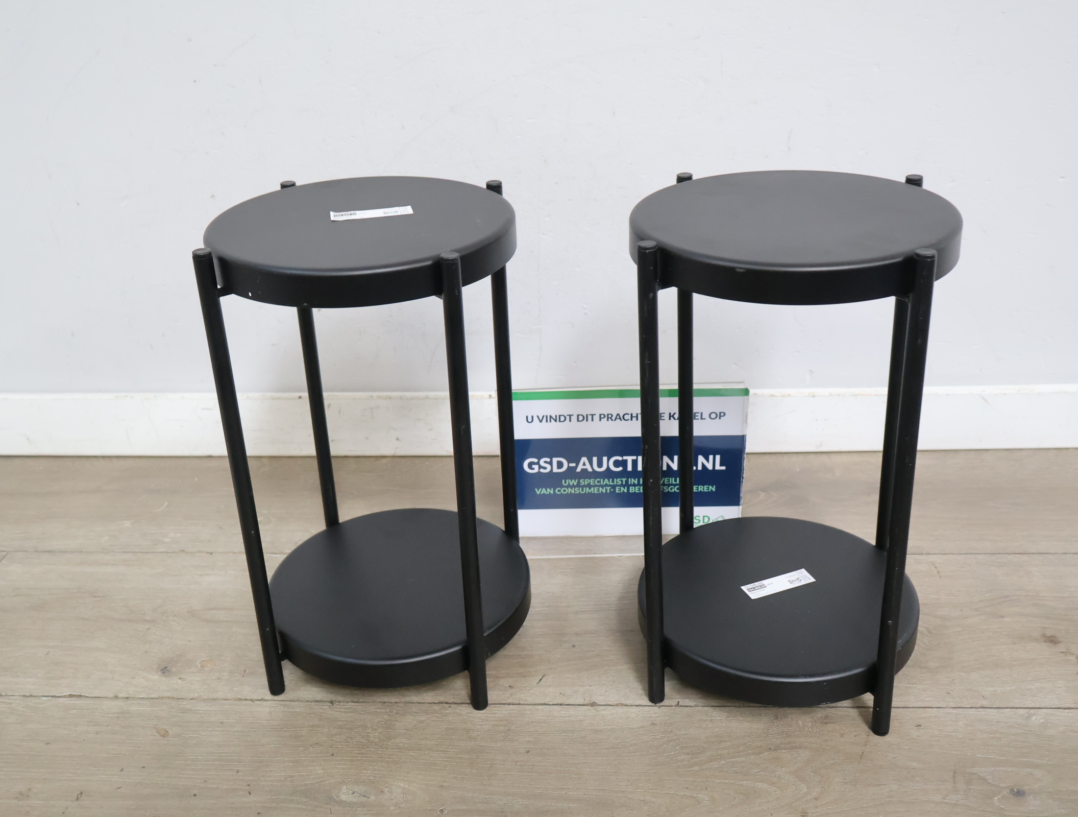 Set van twee zwarte ronde bijzettafels – foto 2 – kavel bij GSD Auctions, Zoeterwoude