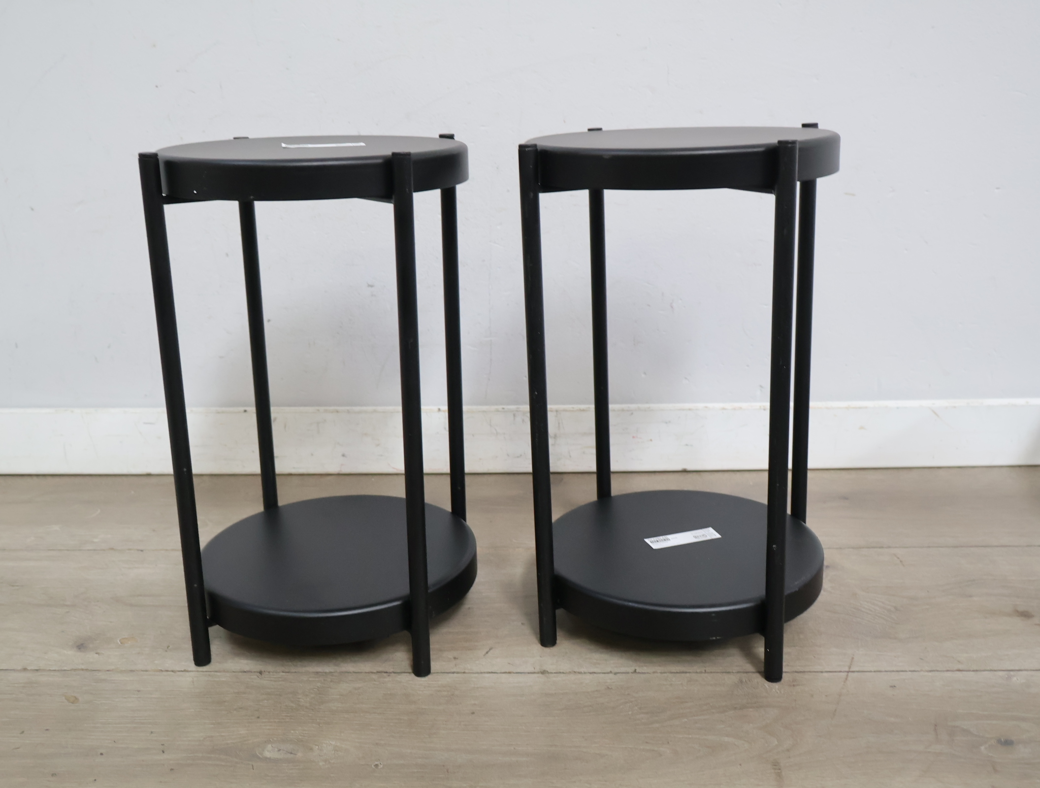 Set van twee zwarte ronde bijzettafels – foto 3 – kavel bij GSD Auctions, Zoeterwoude