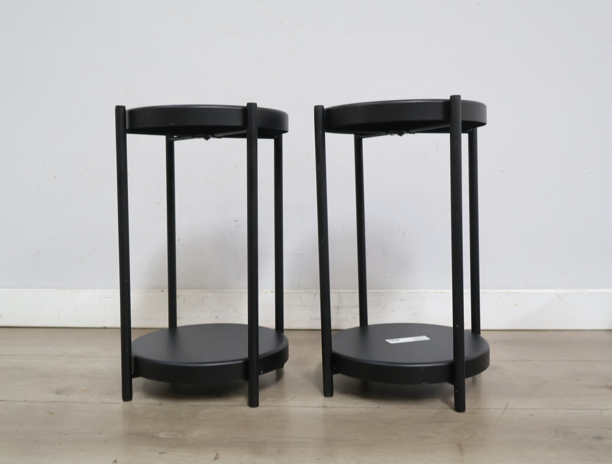 Set van twee zwarte ronde bijzettafels – foto 4 – kavel bij GSD Auctions, Zoeterwoude