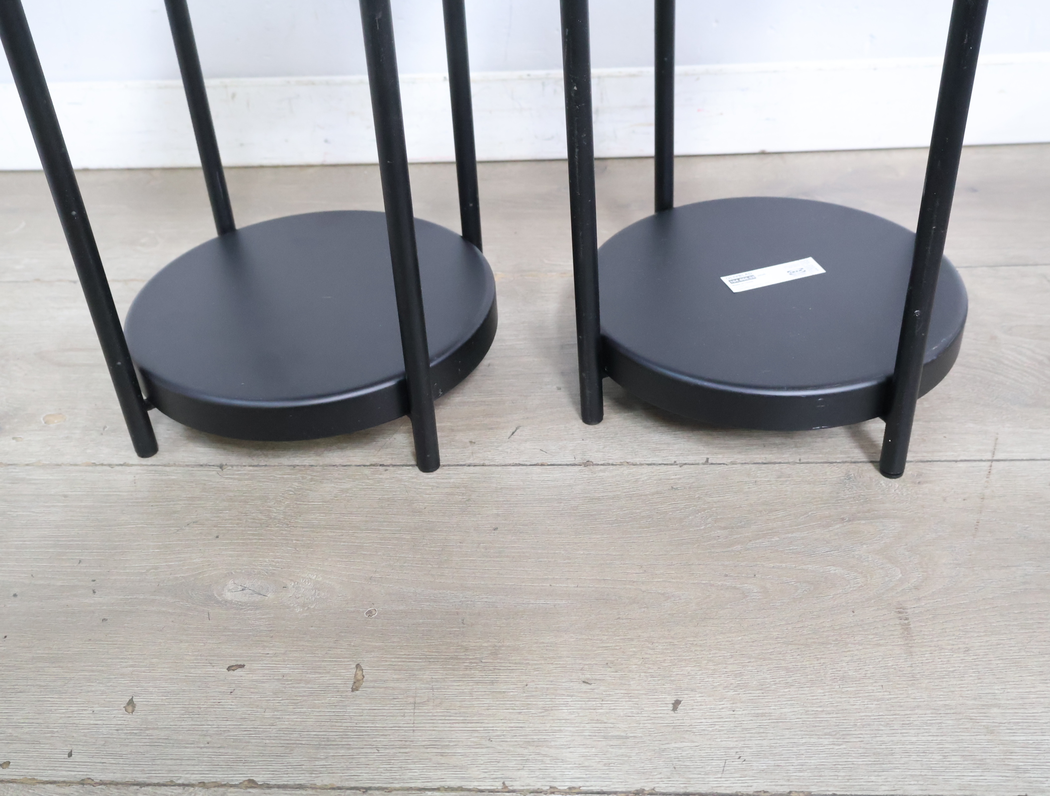 Set van twee zwarte ronde bijzettafels – foto 5 – kavel bij GSD Auctions, Zoeterwoude