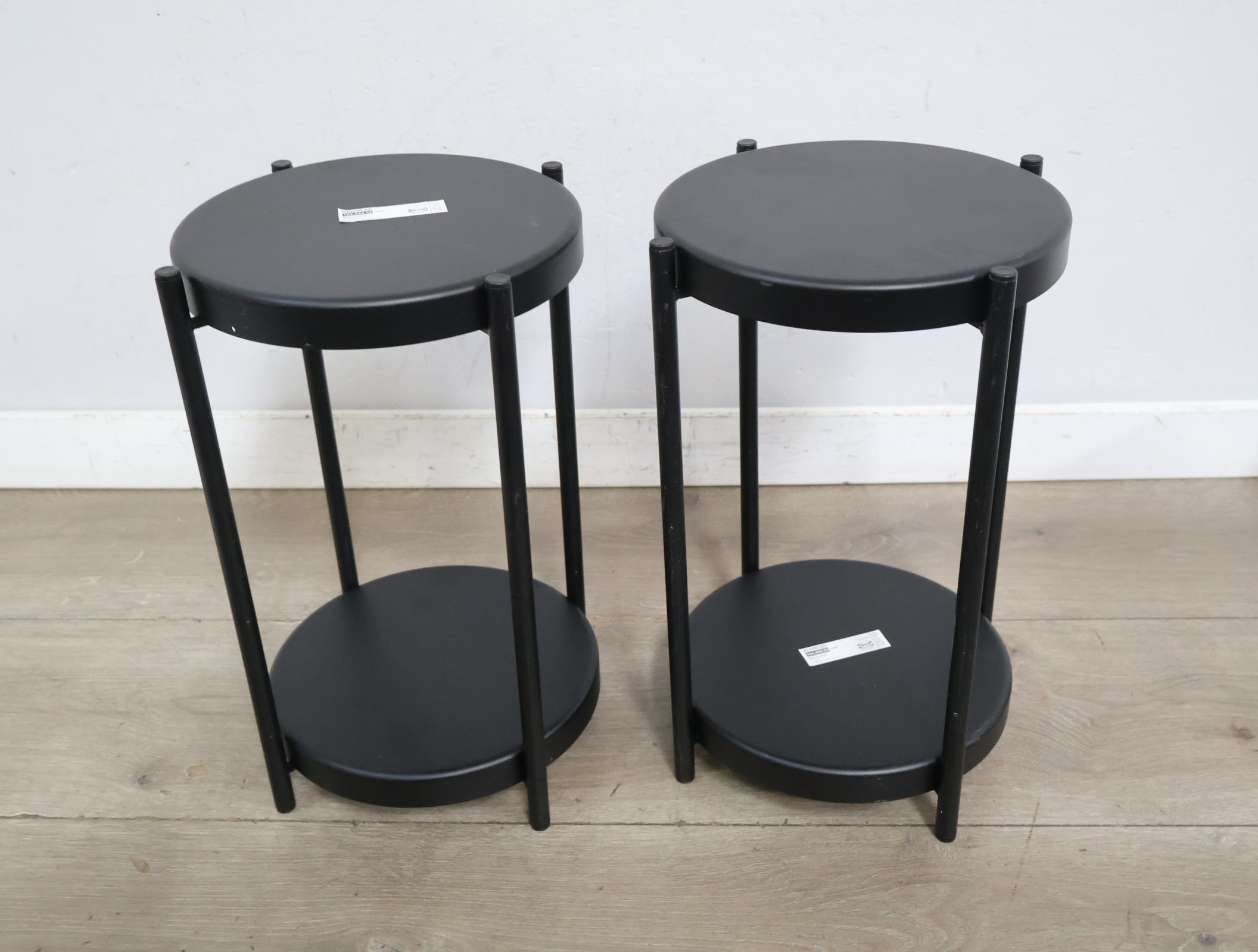 Set van twee zwarte ronde bijzettafels – foto 6 – kavel bij GSD Auctions, Zoeterwoude