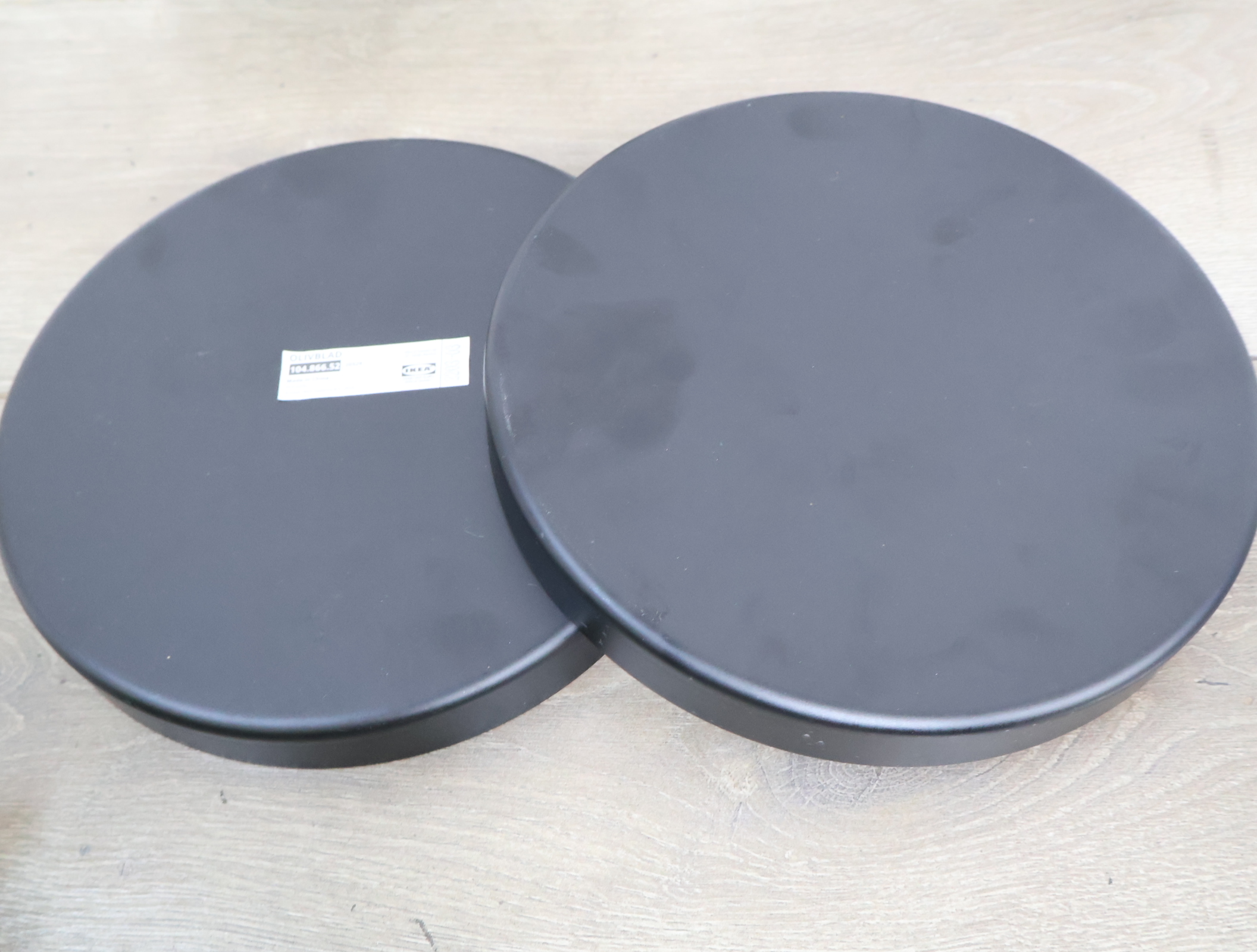 Set van twee zwarte ronde bijzettafels – foto 7 – kavel bij GSD Auctions, Zoeterwoude
