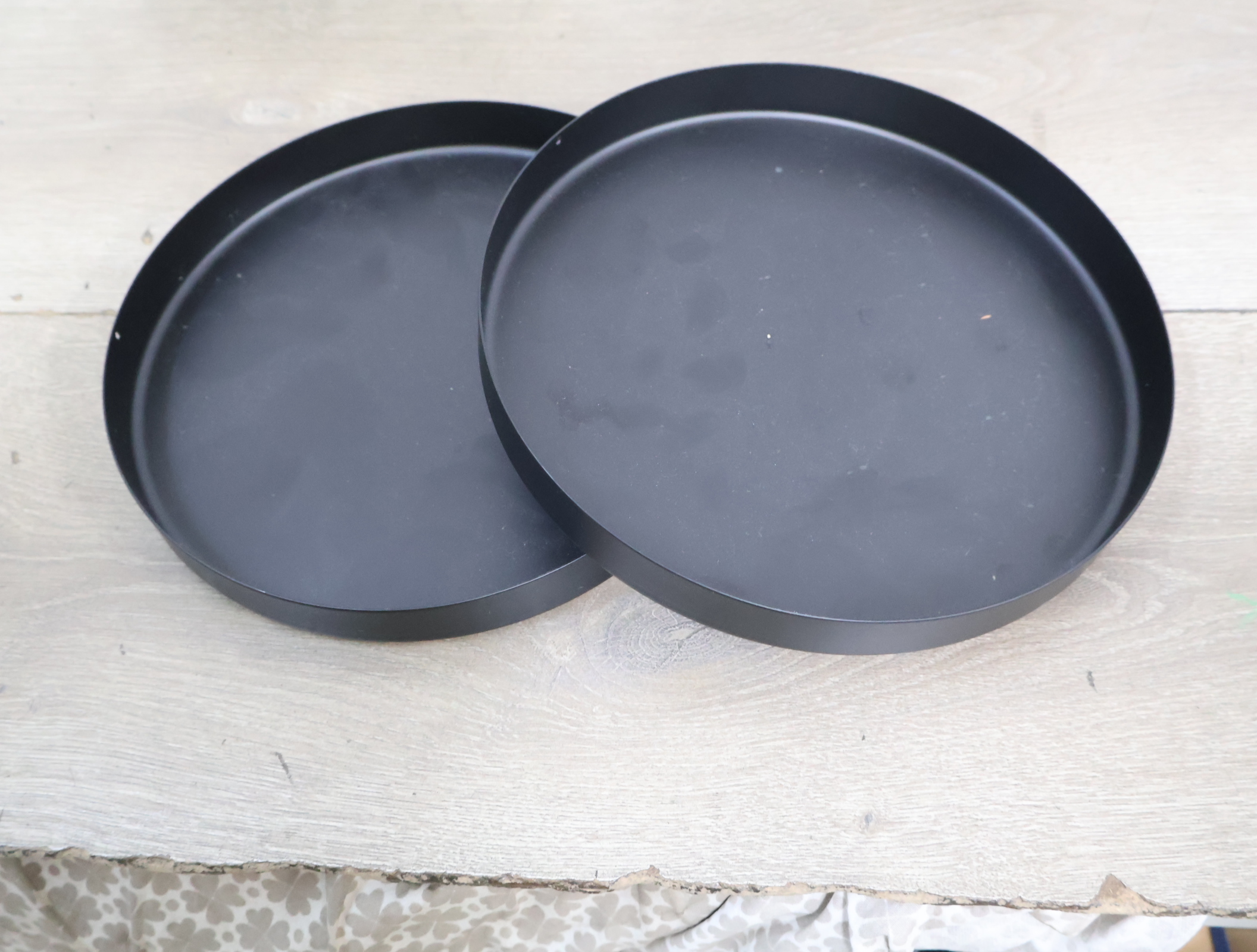 Set van twee zwarte ronde bijzettafels – foto 8 – kavel bij GSD Auctions, Zoeterwoude