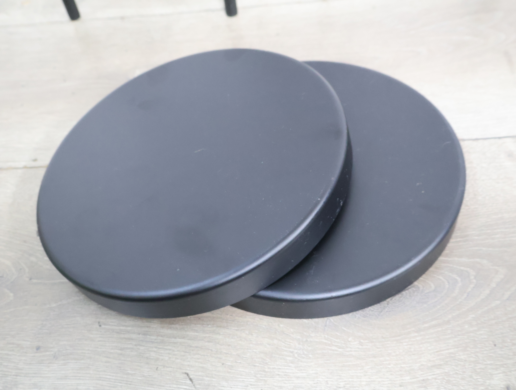 Set van twee zwarte ronde bijzettafels – foto 9 – kavel bij GSD Auctions, Zoeterwoude
