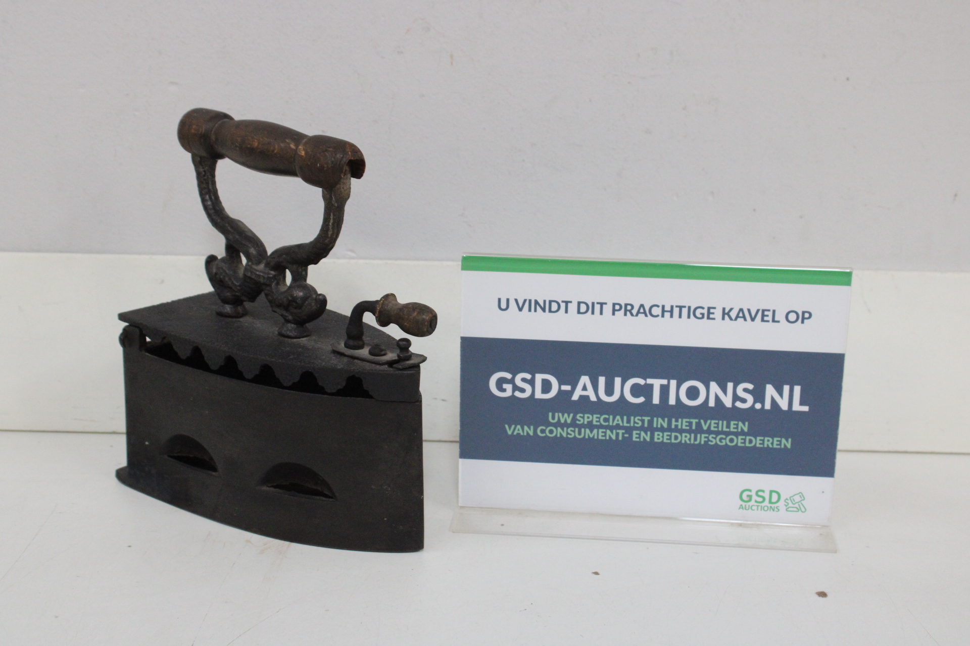 Antieke kolenstrijkbout met houten handvat' – foto 2 – kavel bij GSD Auctions, Zoeterwoude