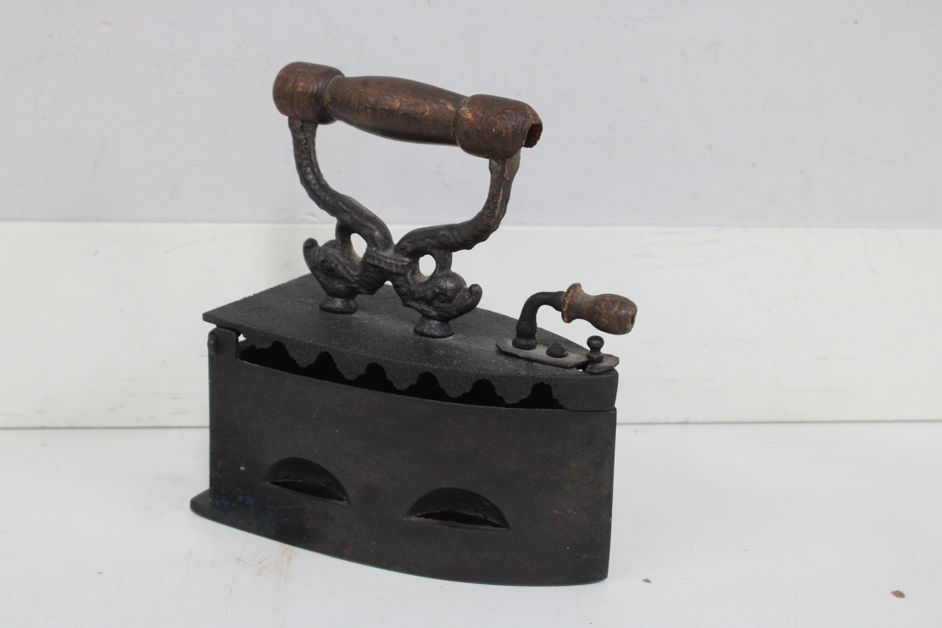 Antieke kolenstrijkbout met houten handvat' – foto 3 – kavel bij GSD Auctions, Zoeterwoude