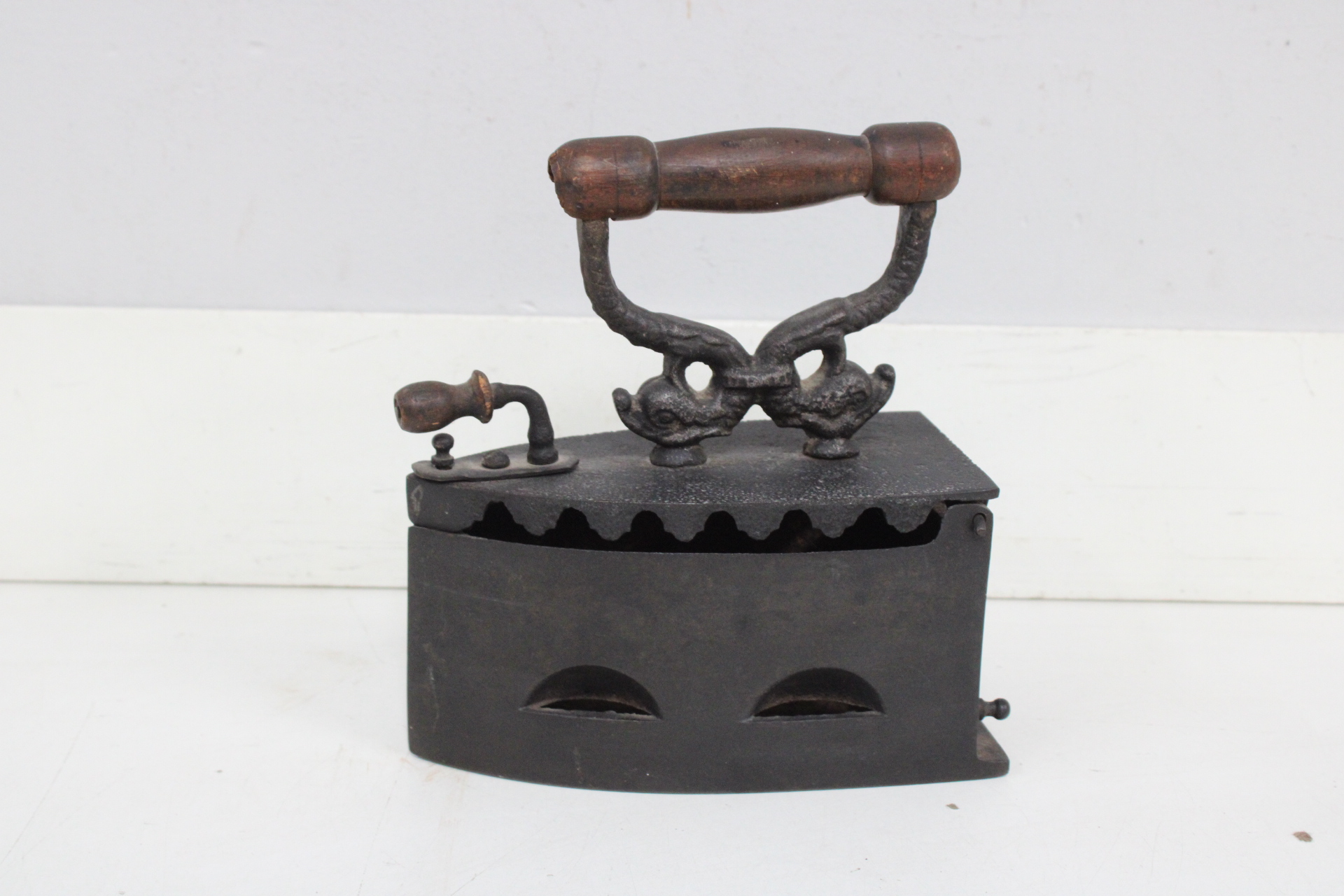 Antieke kolenstrijkbout met houten handvat' – foto 4 – kavel bij GSD Auctions, Zoeterwoude