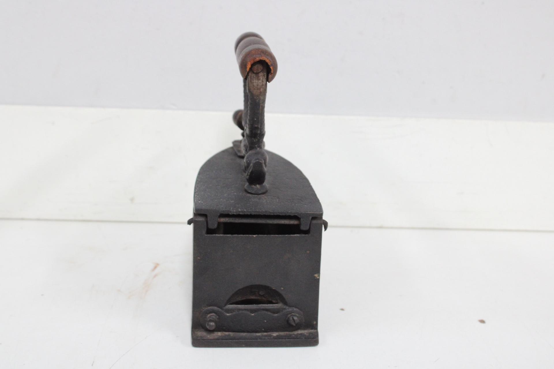 Antieke kolenstrijkbout met houten handvat' – foto 5 – kavel bij GSD Auctions, Zoeterwoude
