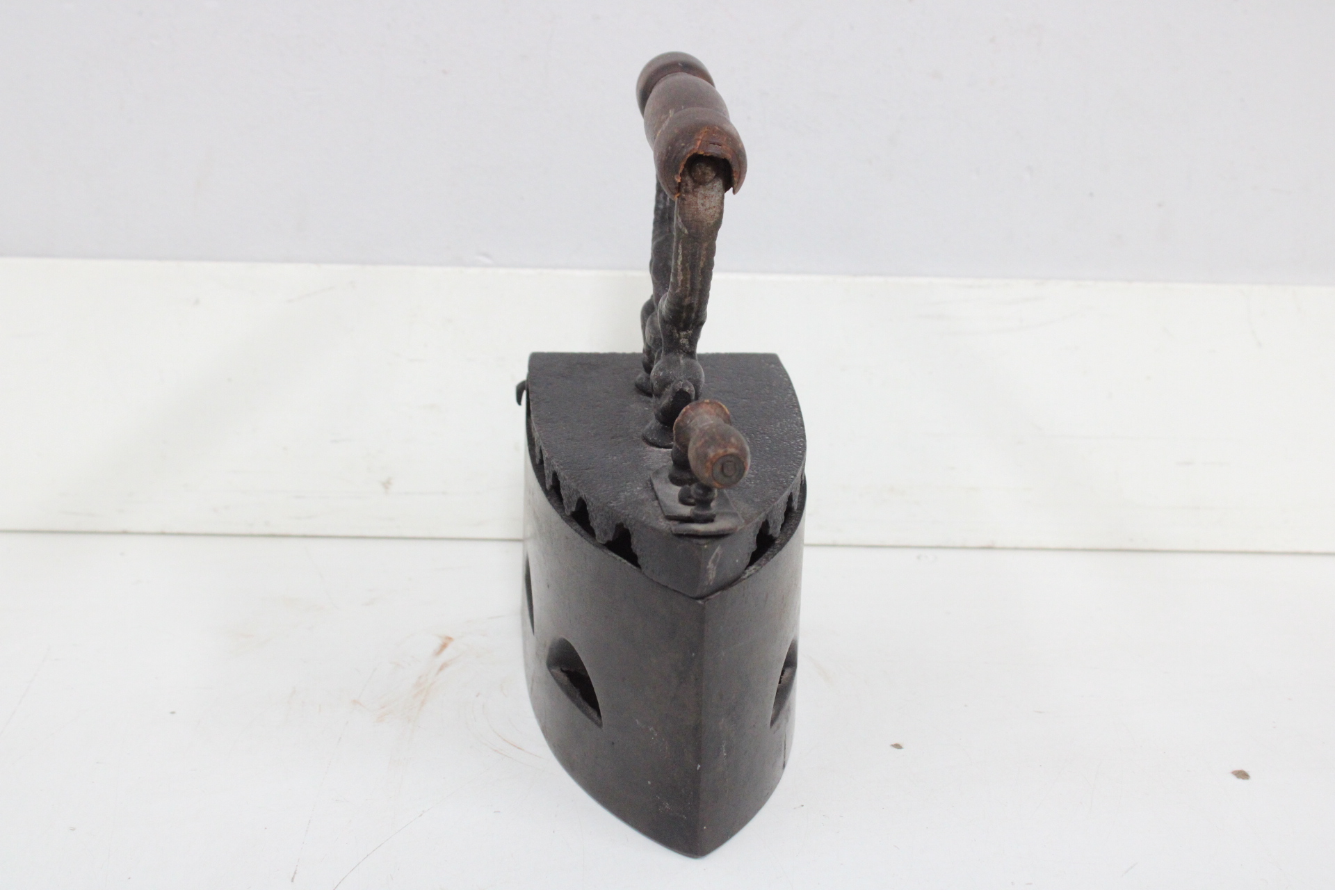 Antieke kolenstrijkbout met houten handvat' – foto 6 – kavel bij GSD Auctions, Zoeterwoude