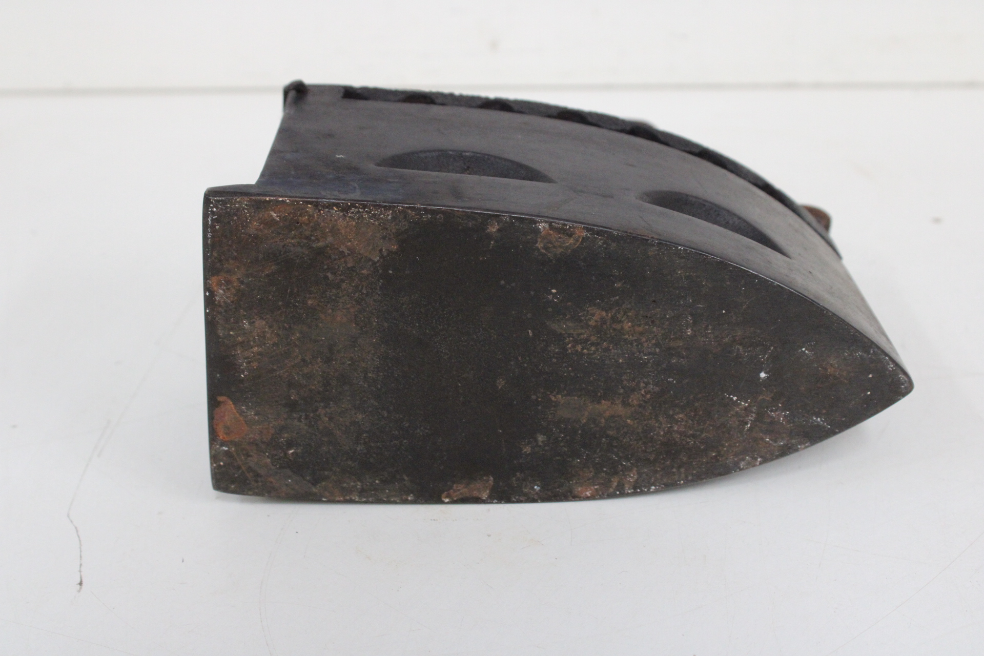 Antieke kolenstrijkbout met houten handvat' – foto 7 – kavel bij GSD Auctions, Zoeterwoude