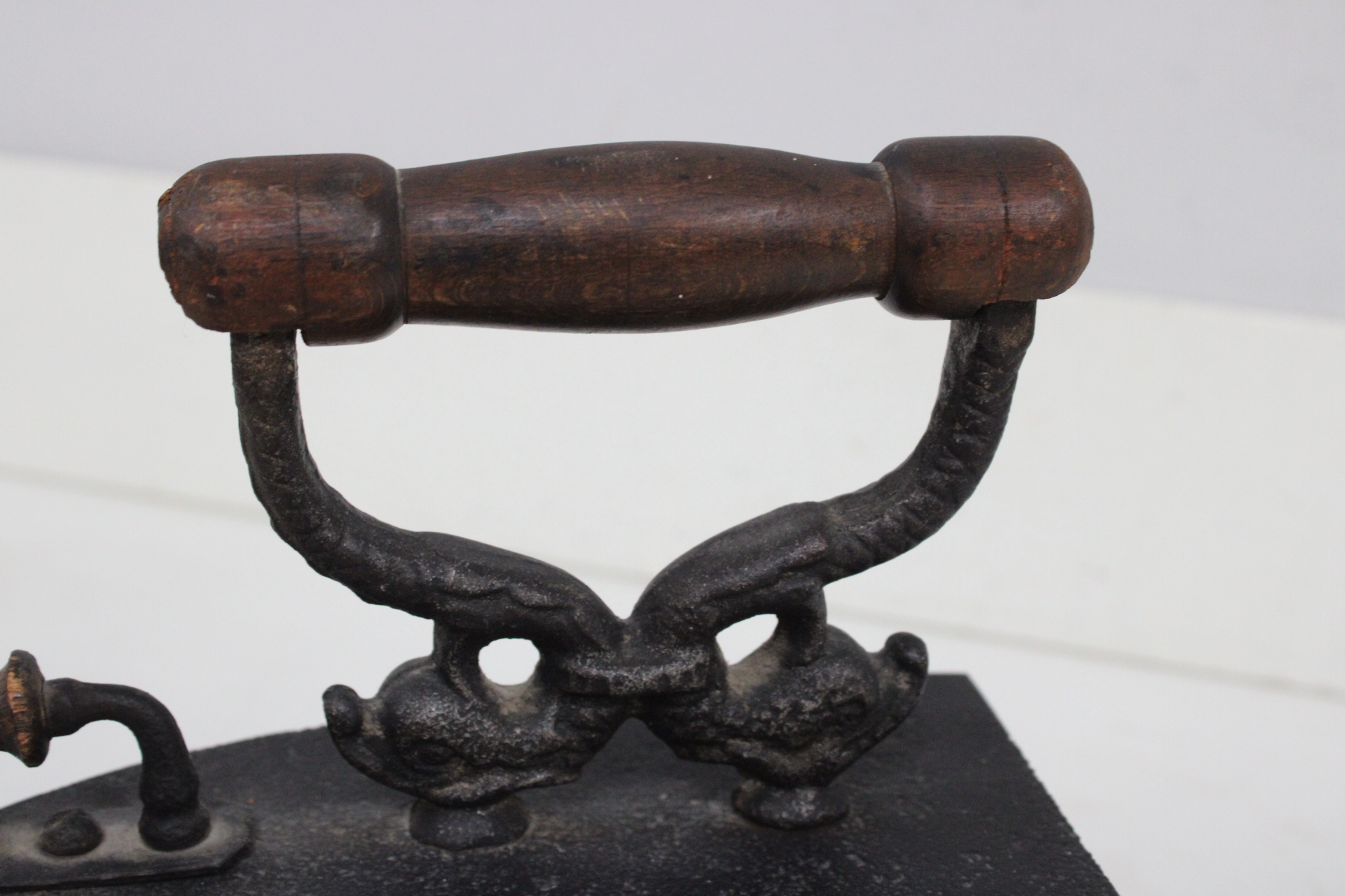 Antieke kolenstrijkbout met houten handvat' – foto 8 – kavel bij GSD Auctions, Zoeterwoude
