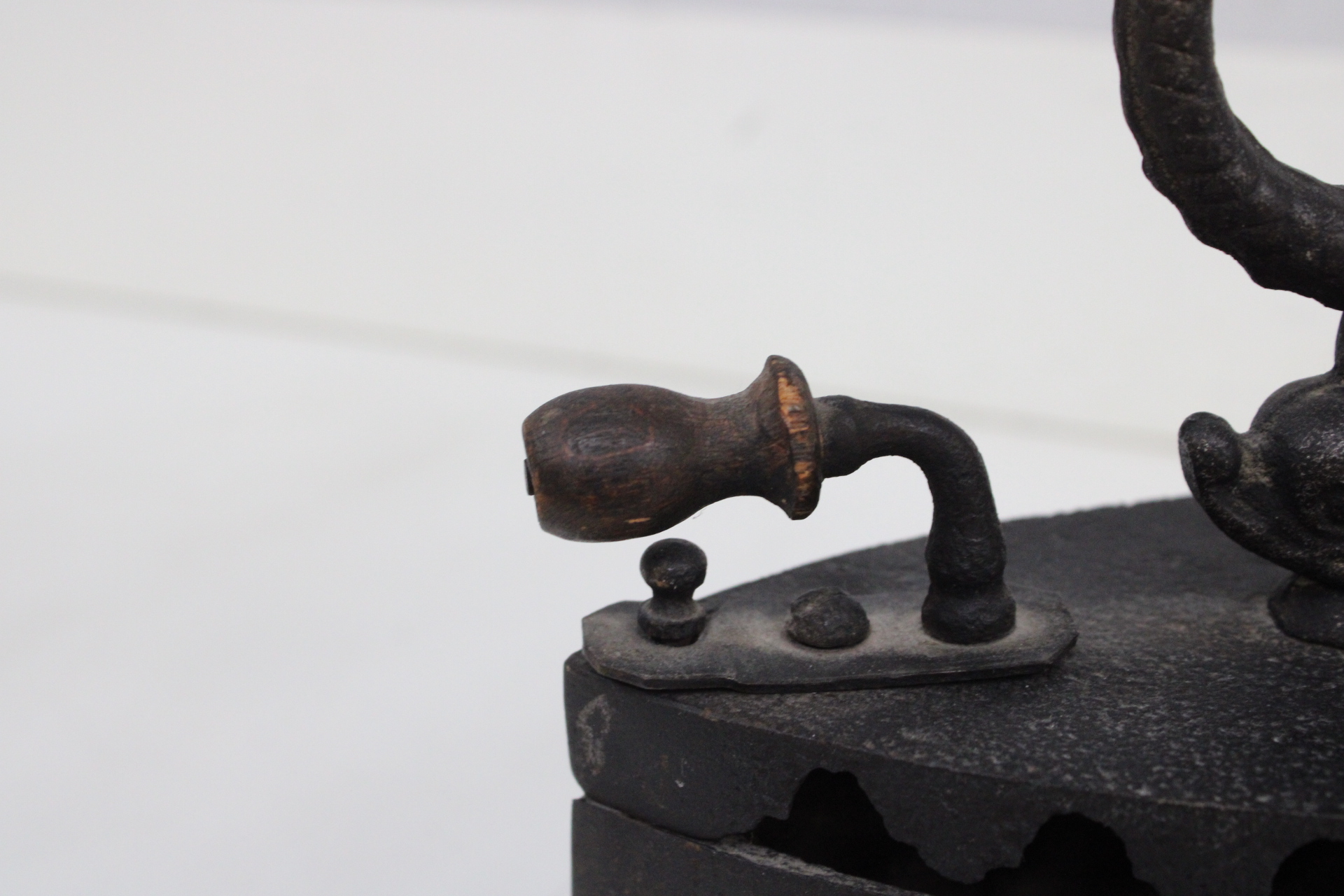Antieke kolenstrijkbout met houten handvat' – foto 9 – kavel bij GSD Auctions, Zoeterwoude