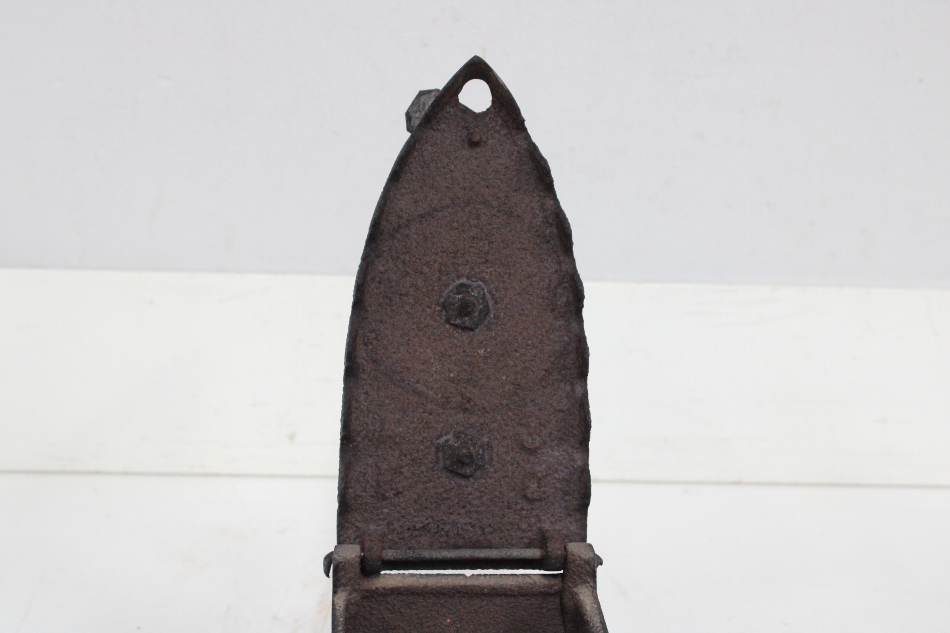 Antieke kolenstrijkbout met houten handvat' – foto 10 – kavel bij GSD Auctions, Zoeterwoude