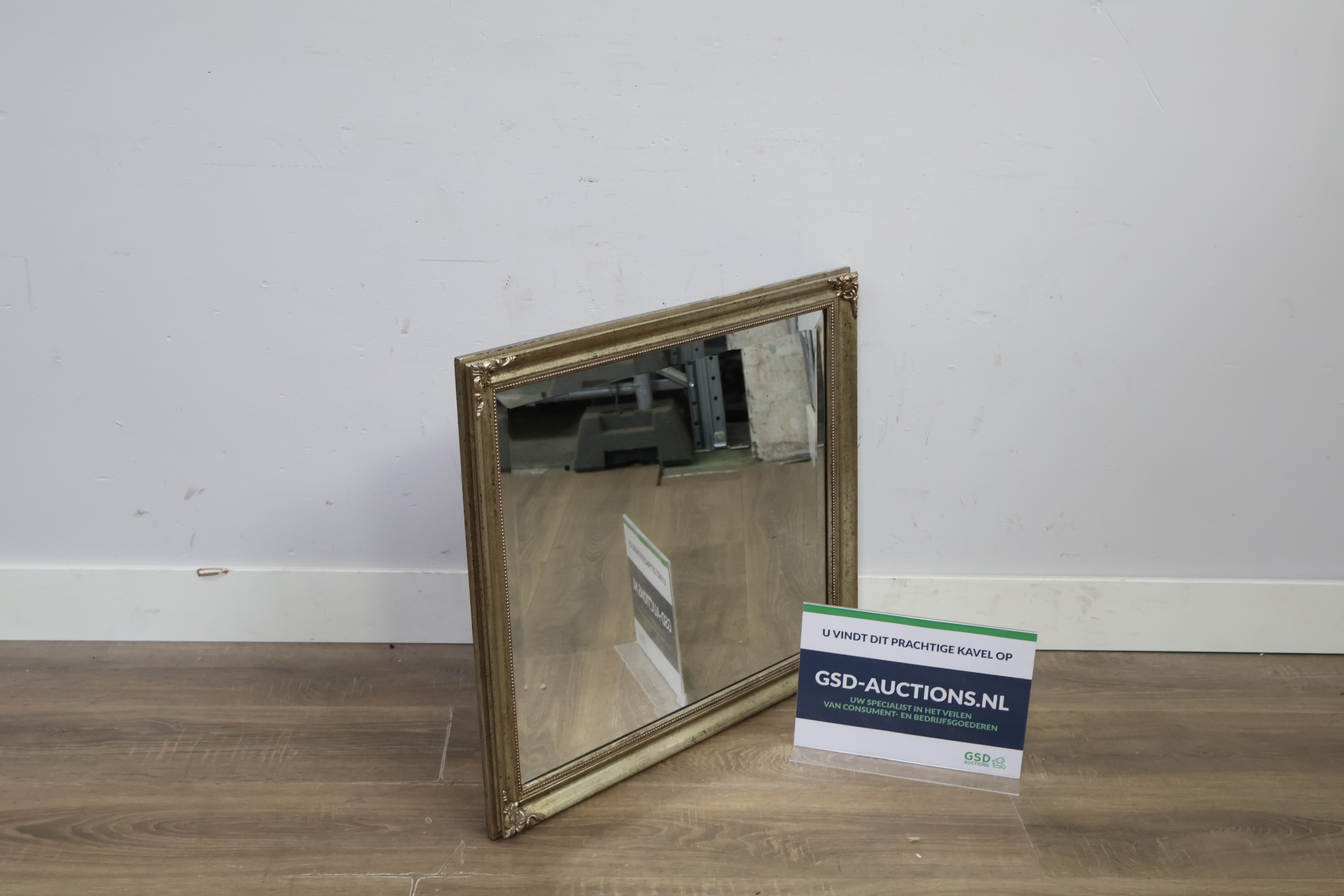 Wandspiegel met goudkleurige lijst – foto 2 – kavel bij GSD Auctions, Zoeterwoude
