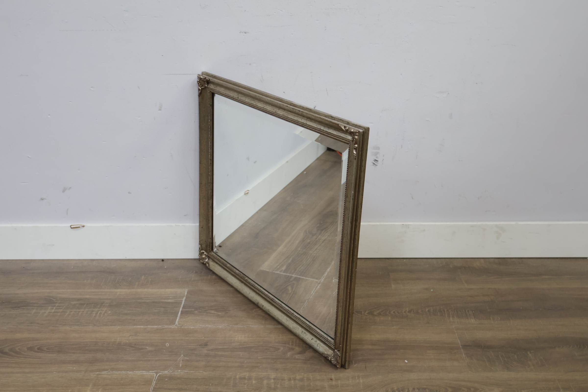 Wandspiegel met goudkleurige lijst – foto 3 – kavel bij GSD Auctions, Zoeterwoude