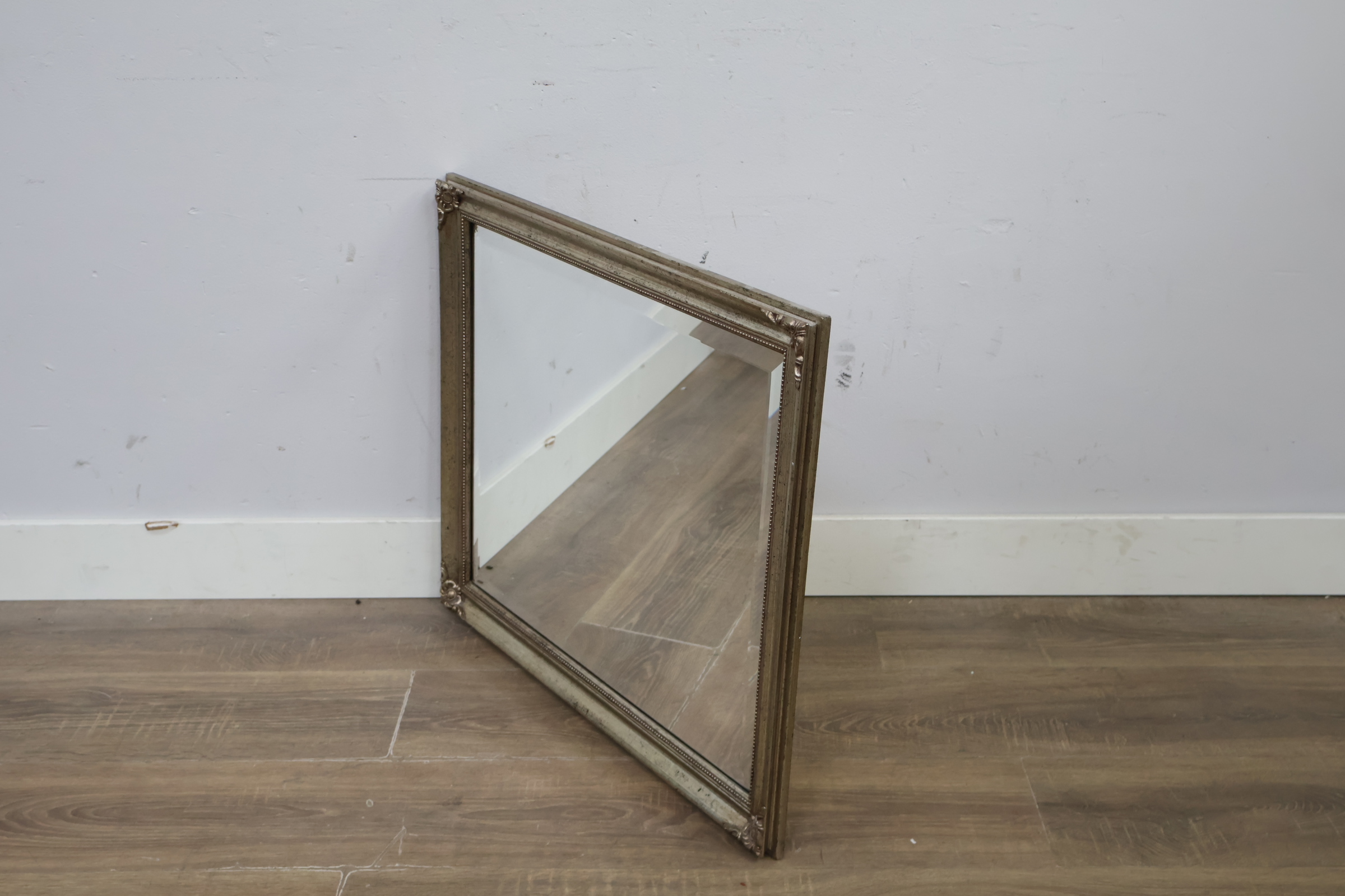 Wandspiegel met goudkleurige lijst – foto 4 – kavel bij GSD Auctions, Zoeterwoude
