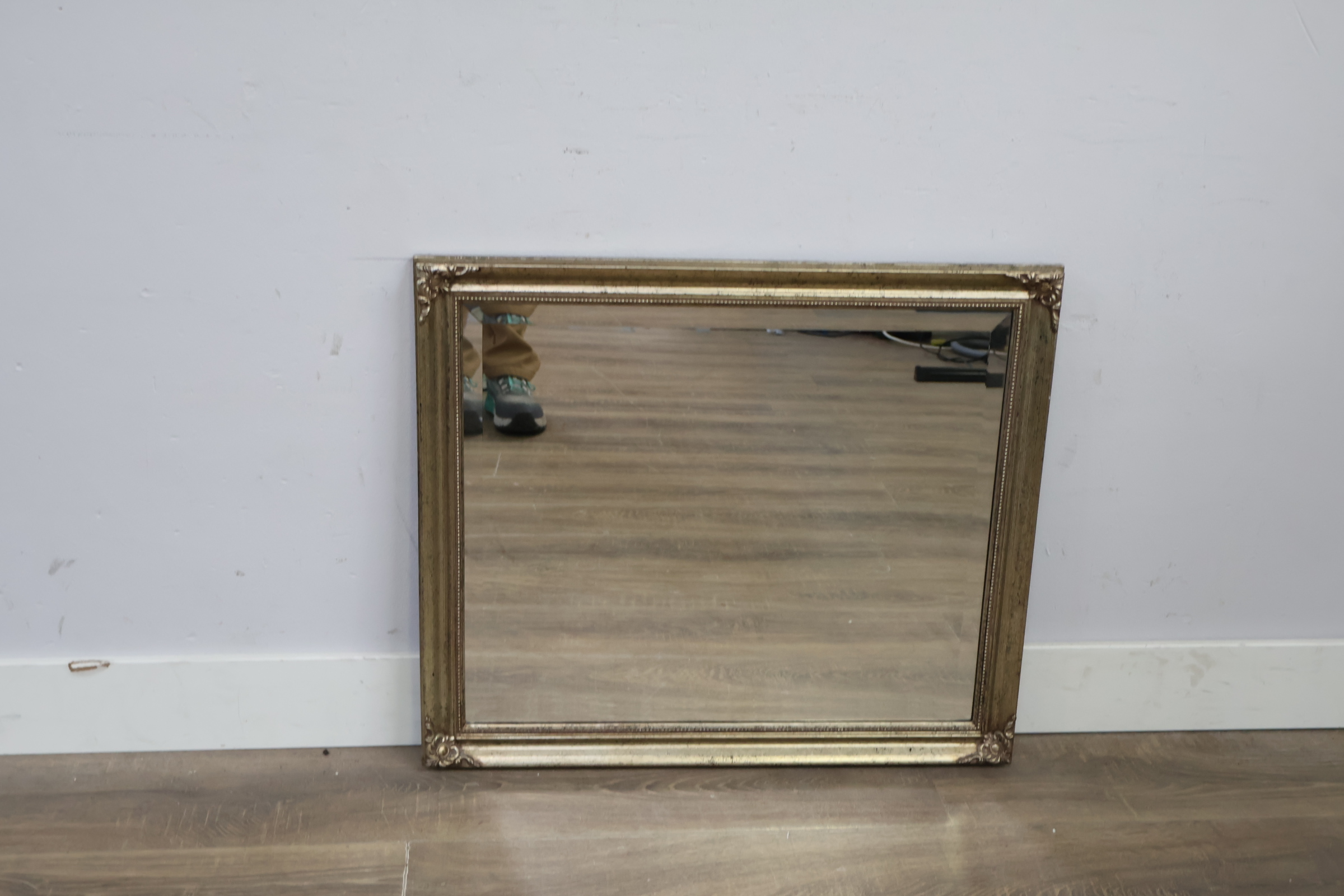 Wandspiegel met goudkleurige lijst – foto 7 – kavel bij GSD Auctions, Zoeterwoude