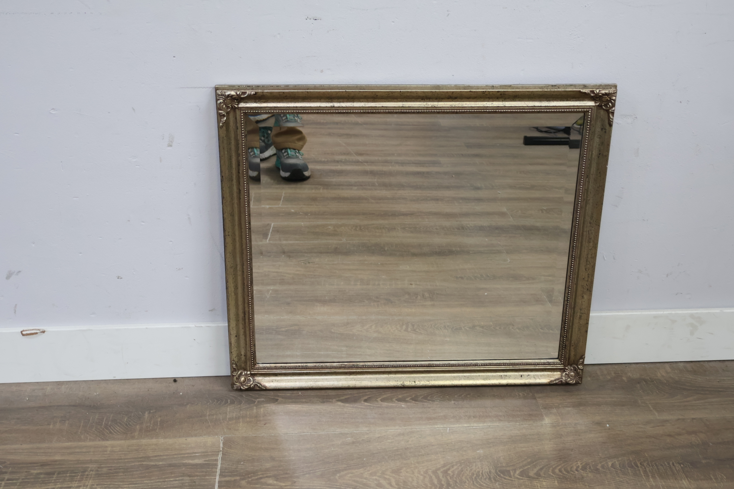 Wandspiegel met goudkleurige lijst – foto 8 – kavel bij GSD Auctions, Zoeterwoude