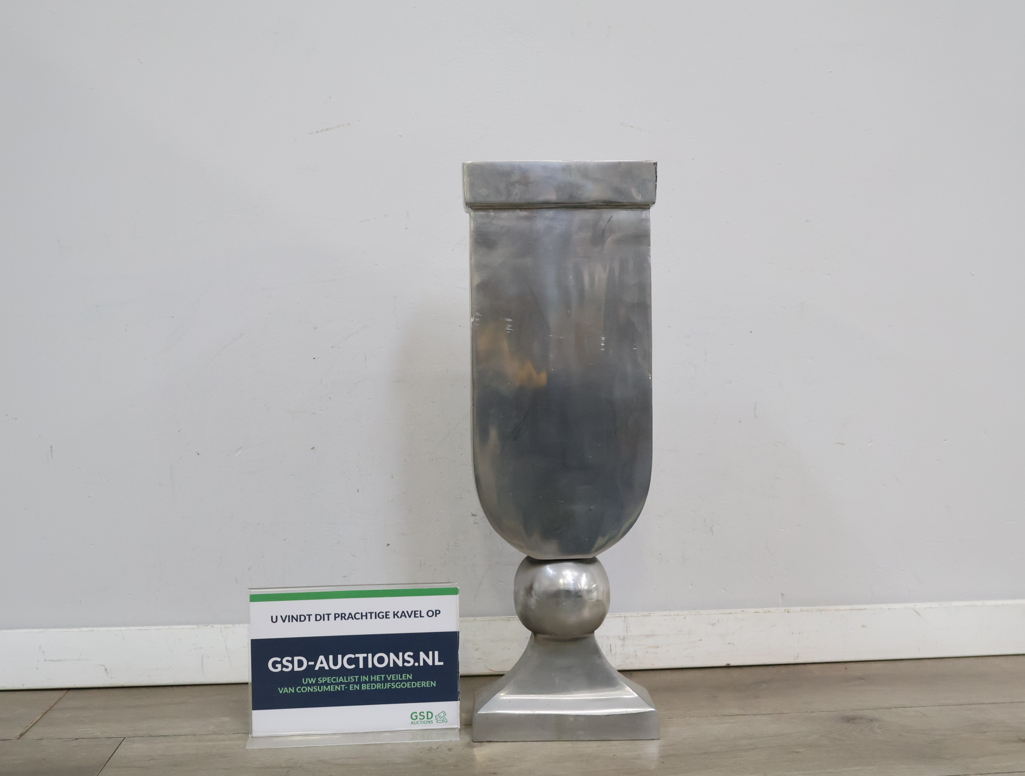 Grote Metalen Vaas - 58 cm – kavel bij GSD Auctions, Zoeterwoude