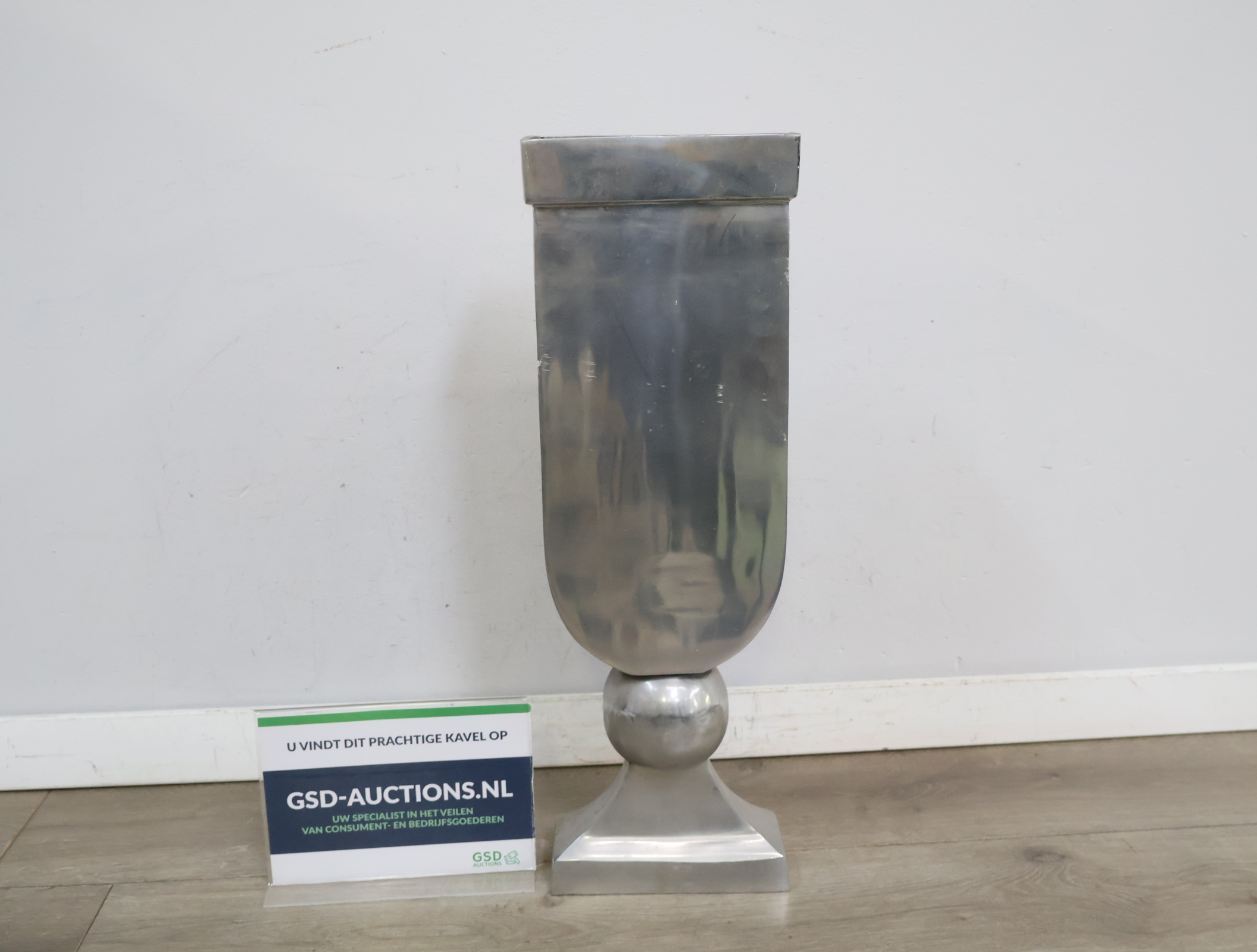 Grote Metalen Vaas - 58 cm – foto 2 – kavel bij GSD Auctions, Zoeterwoude