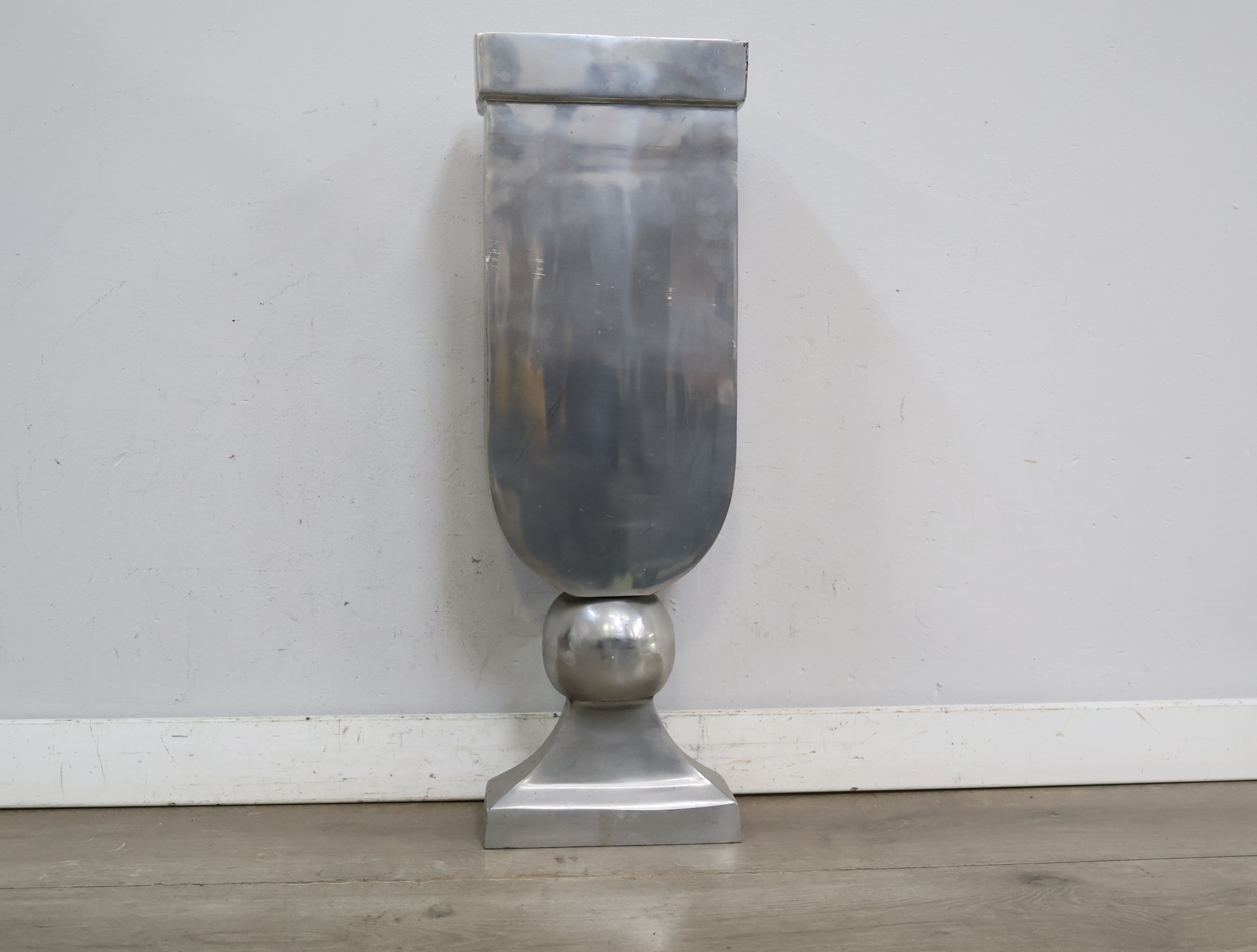 Grote Metalen Vaas - 58 cm – foto 3 – kavel bij GSD Auctions, Zoeterwoude