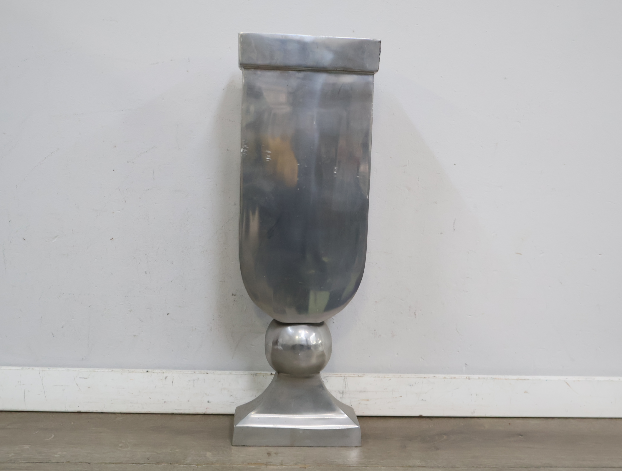 Grote Metalen Vaas - 58 cm – foto 4 – kavel bij GSD Auctions, Zoeterwoude