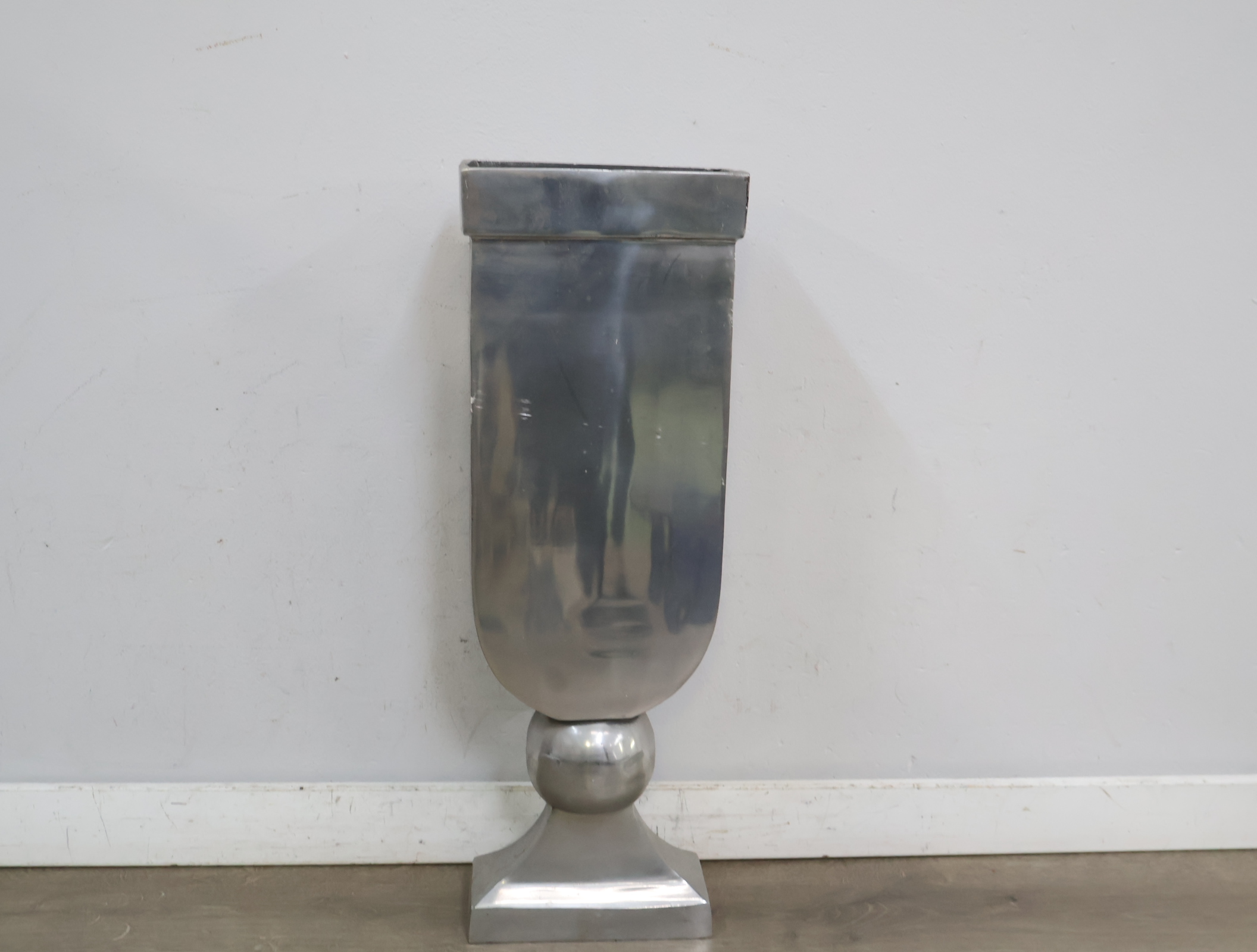 Grote Metalen Vaas - 58 cm – foto 5 – kavel bij GSD Auctions, Zoeterwoude