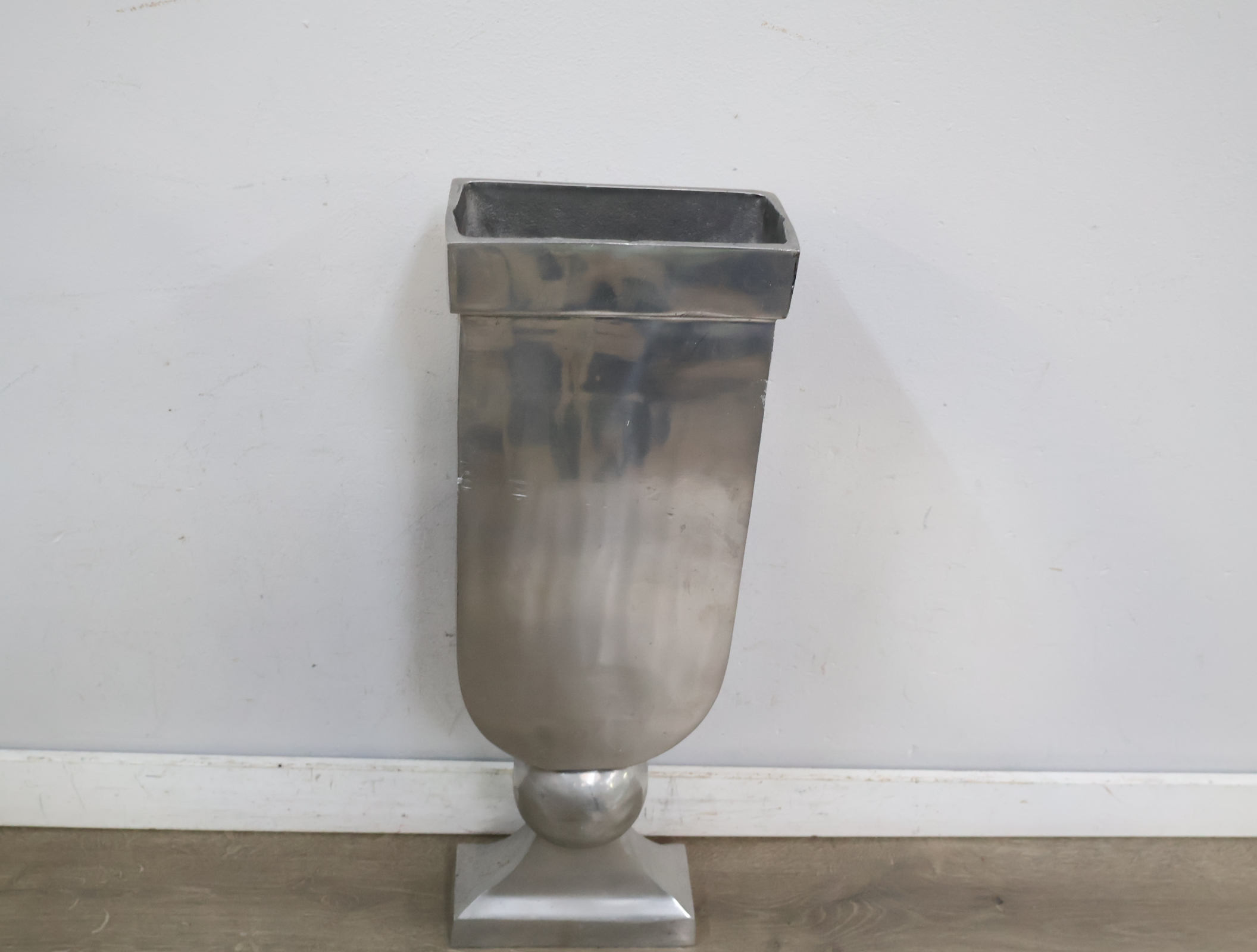 Grote Metalen Vaas - 58 cm – foto 6 – kavel bij GSD Auctions, Zoeterwoude